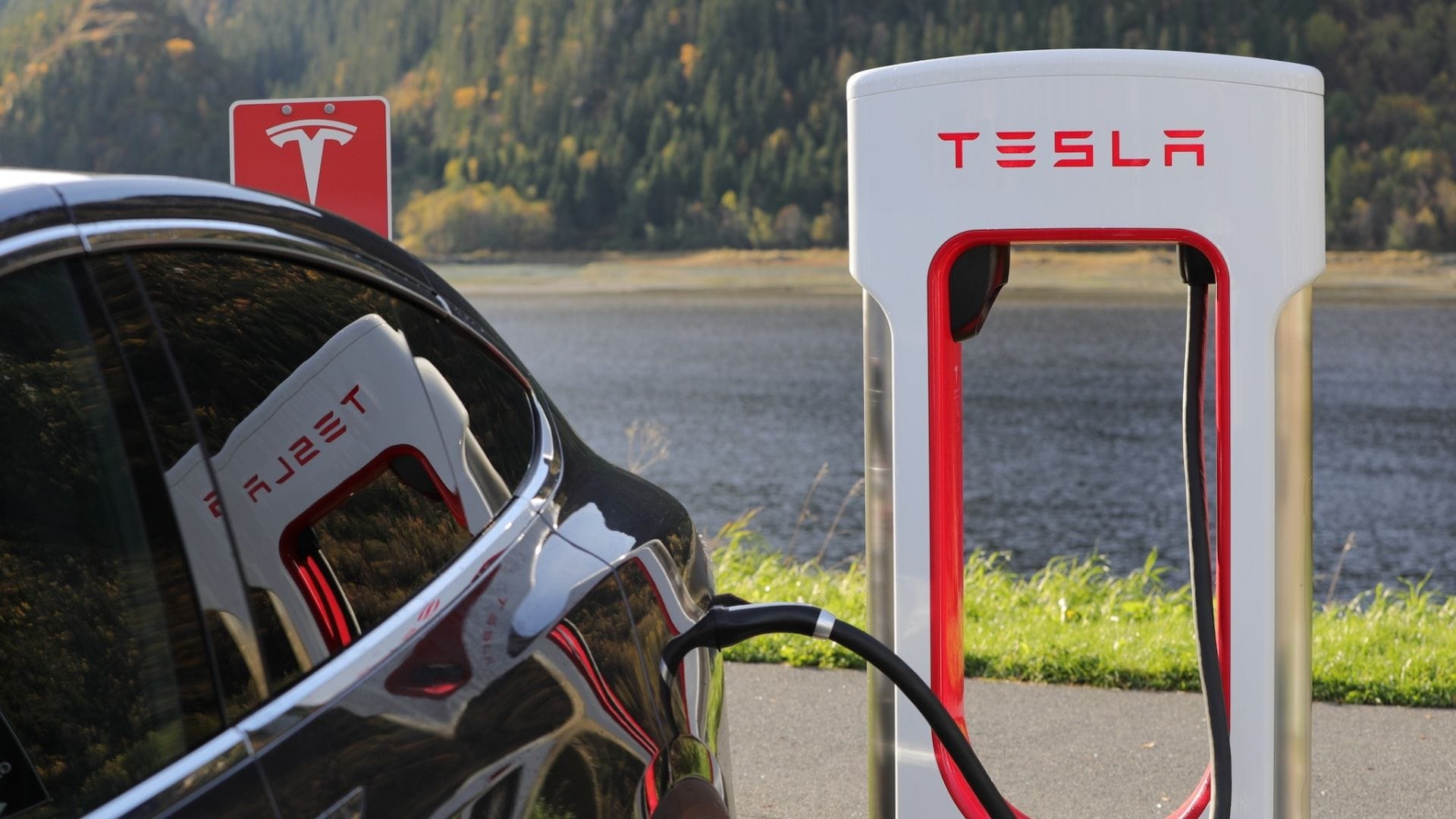 Anuncian apertura de la primera tienda de Tesla en Chile