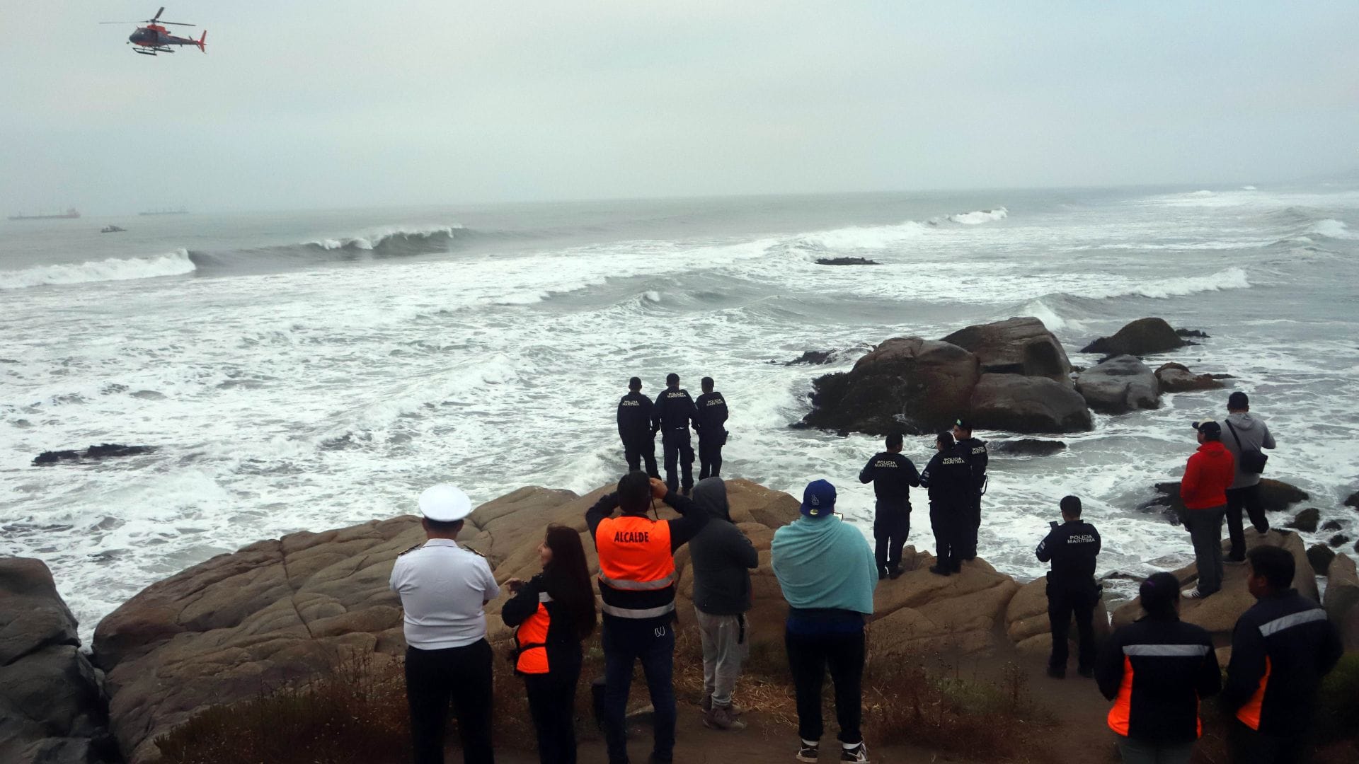 Intensa búsqueda de turista argentino que fue arrastrado por el mar tras rescatar su primo en playa de Santo Domingo