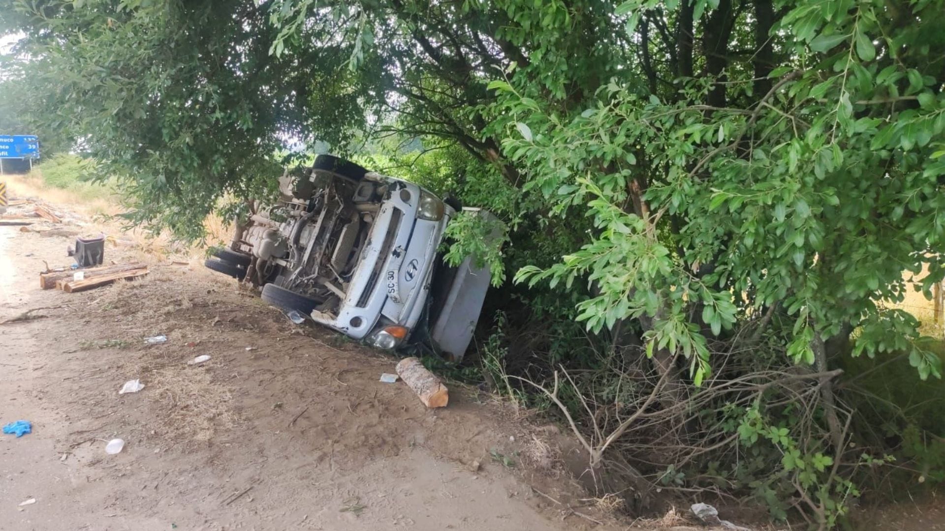 Un fallecido tras colisión entre camioneta y furgón que trasladaba a un grupo musical en la Ruta 5 a la altura de Máfil