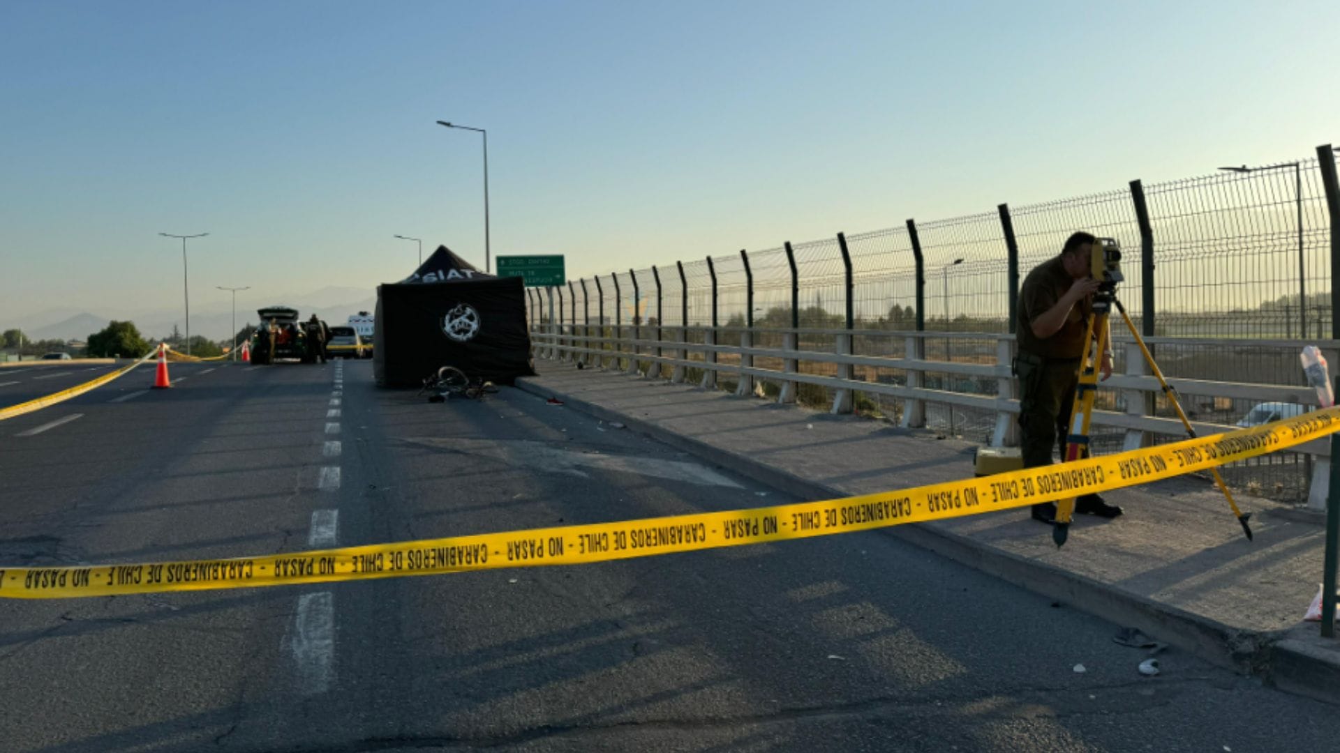 Ciclista fallece tras ser atropellado por un vehículo a alta velocidad en un paso superior de Cerrillos