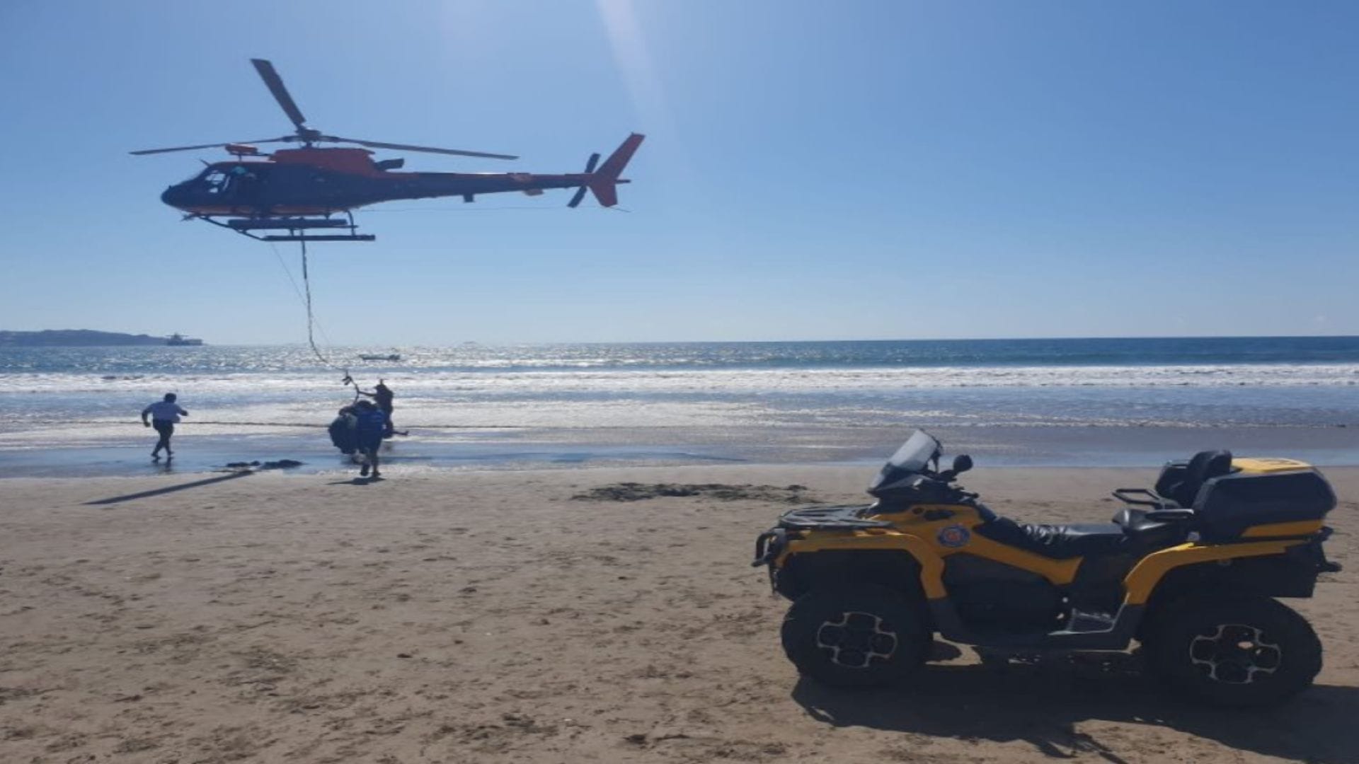 Menor fue rescatada: Padre muere ahogado tras lanzarse al mar para salvar a su hija de 13 años en playa de Coquimbo