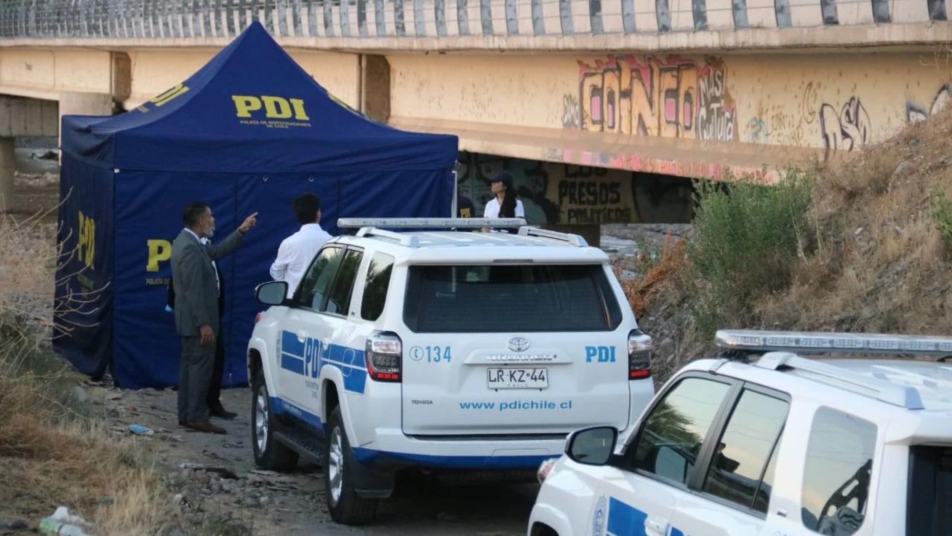 Dentro de una bolsa y con herida de bala: Encuentran cuerpo amarrado de pies y manos debajo del Puente Coinco