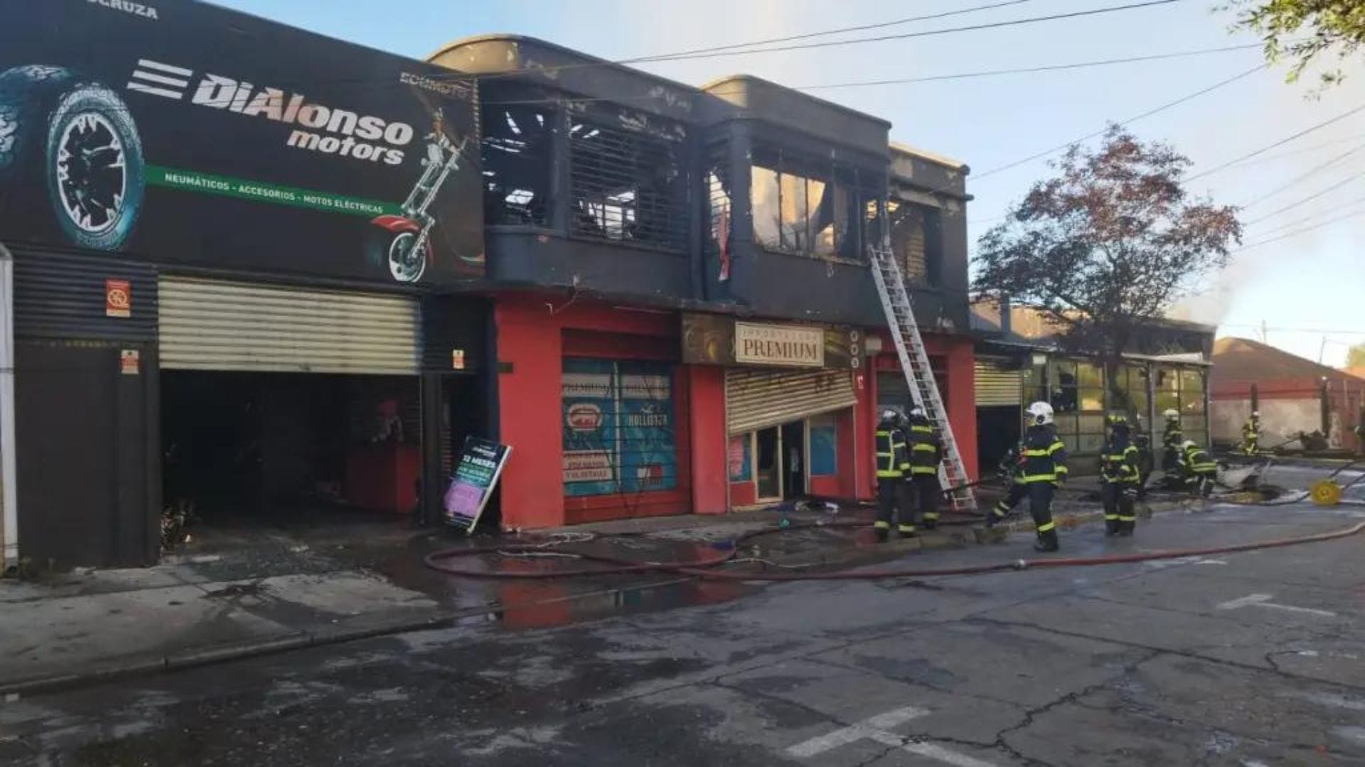 Incendio en casco histórico de Los Ángeles destruyó 5 locales comerciales