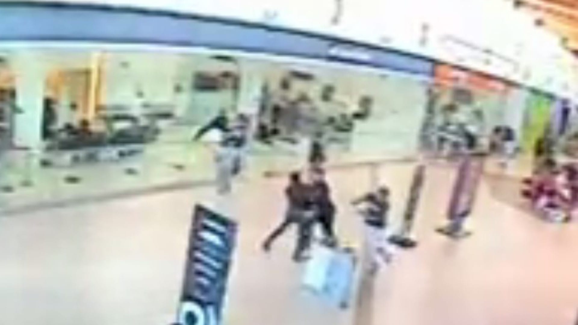 ¡Hombre amenazó con pistola a carabinero en un mall de Concepción! Cámara grabó todo
