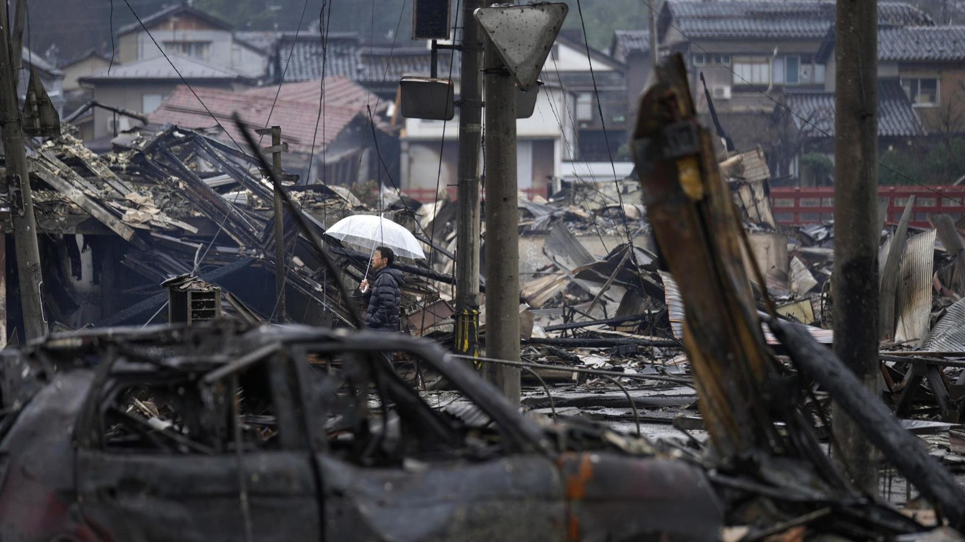 Aumentan a más de 70 los muertos en Japón tras fuerte terremoto