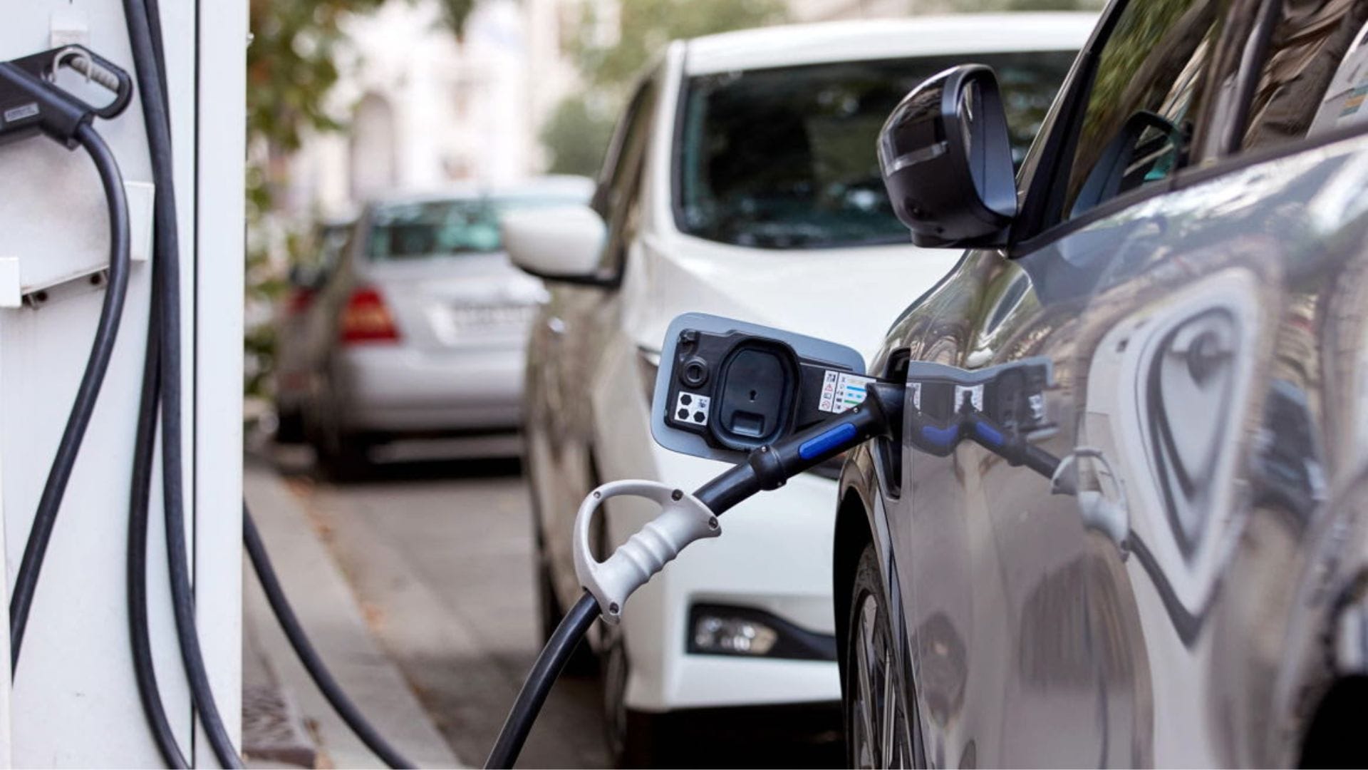 En solo 8 minutos: Cargadores veloces para autos eléctricos llegan a Chile el 2024