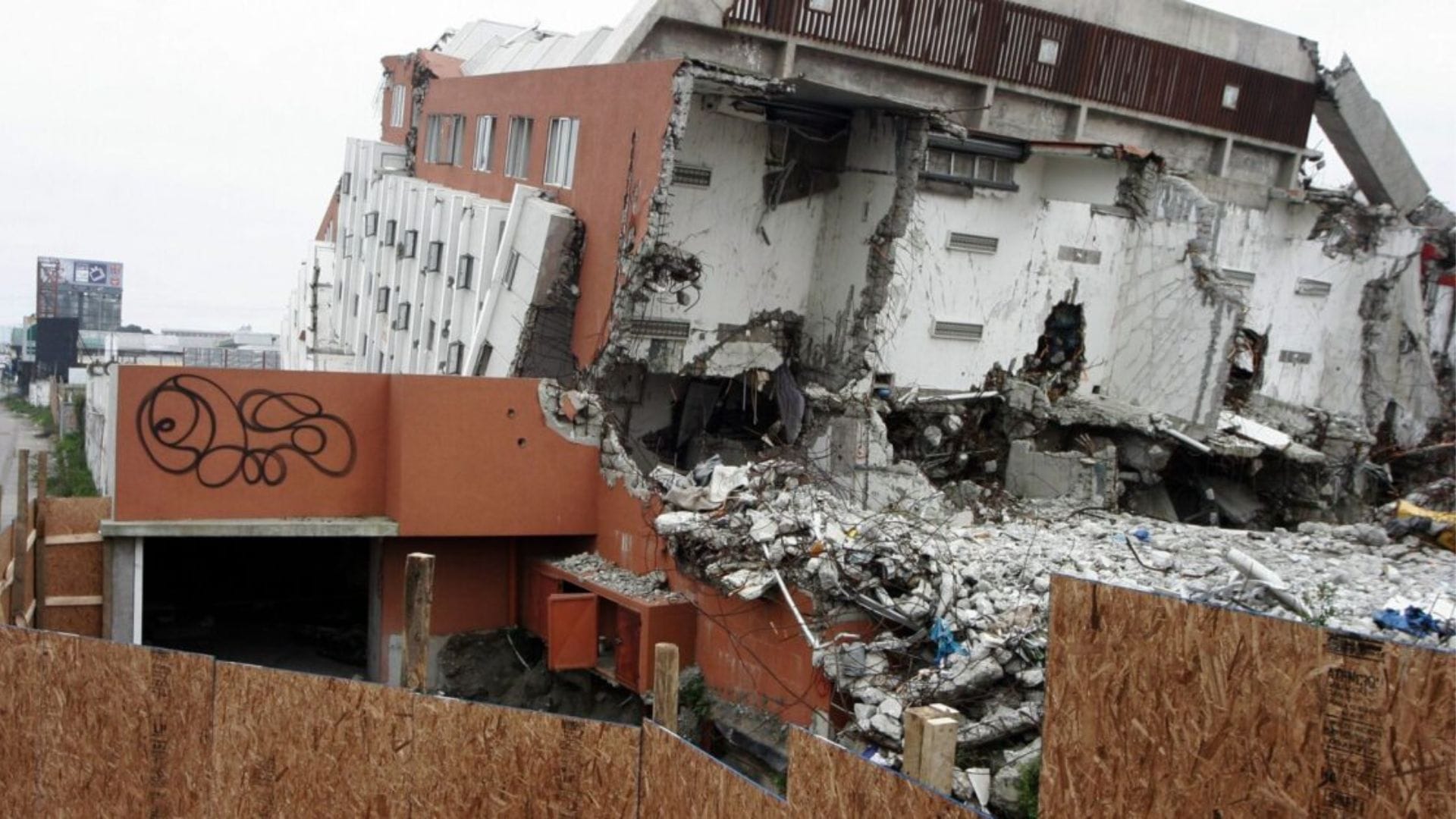 Científico de Concepción propone nuevo principio de la naturaleza: Podría estudiar terremotos y el cáncer