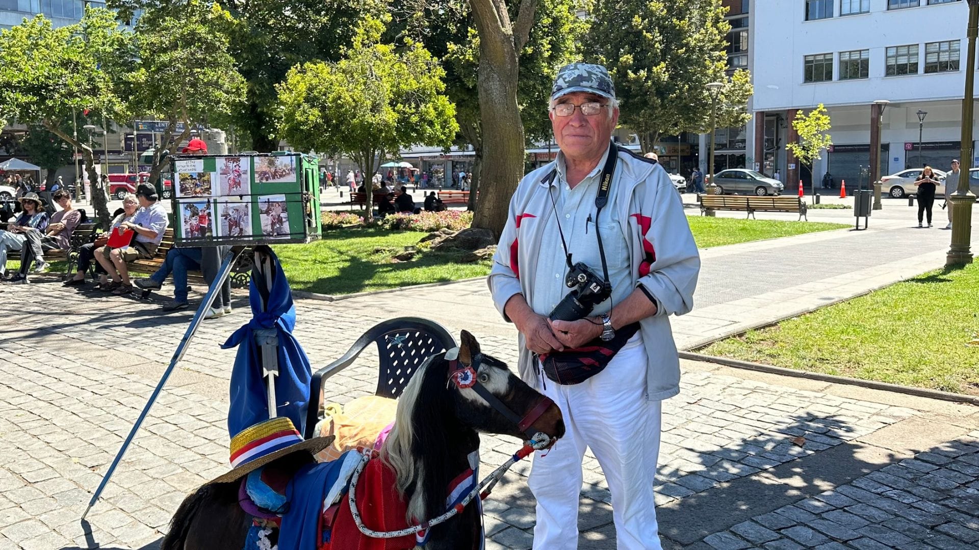 José Alvial, un hombre de las artes: El fotógrafo del caballito en Concepción con 45 años de trayectoria