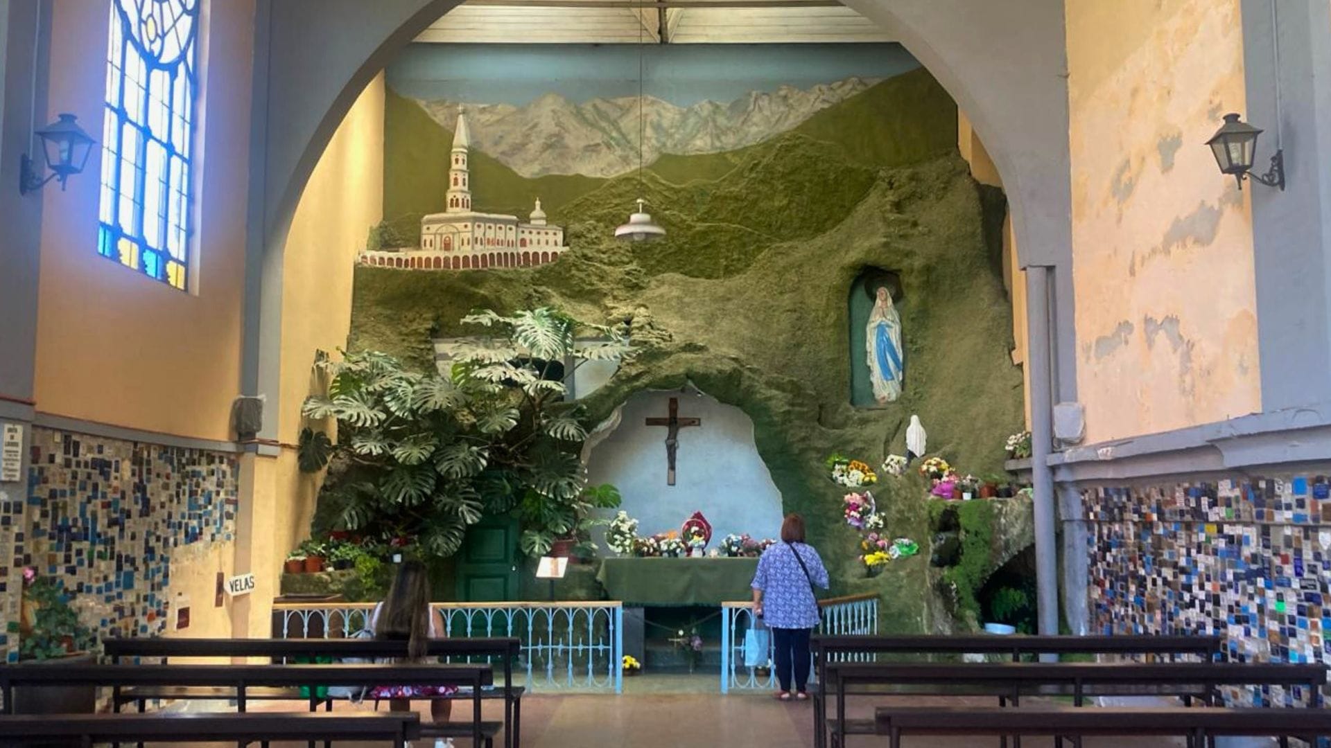 La gruta de la Virgen de Lourdes en Concepción: Devotos recogen “agua bendita” y agradecen favores