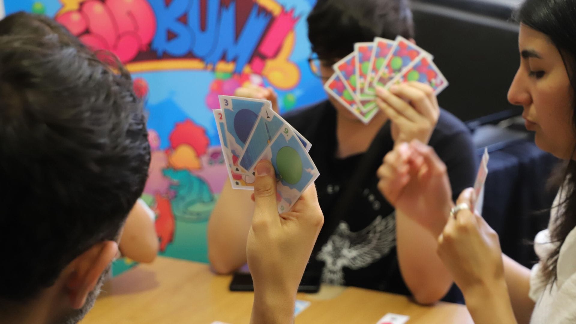 Estrenan juego de mesa amigable con personas daltónicas en Concepción