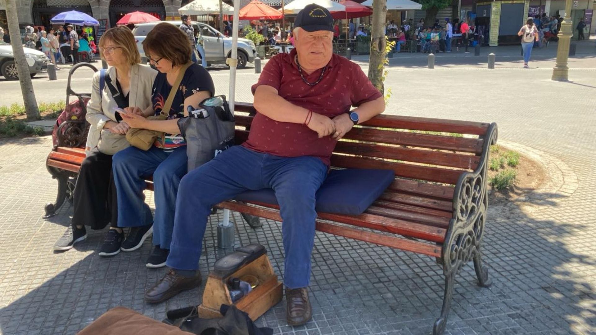 El “brillante porvenir” de Juan Sufán: Lustrador de zapatos lleva 58 años en la Plaza de Concepción