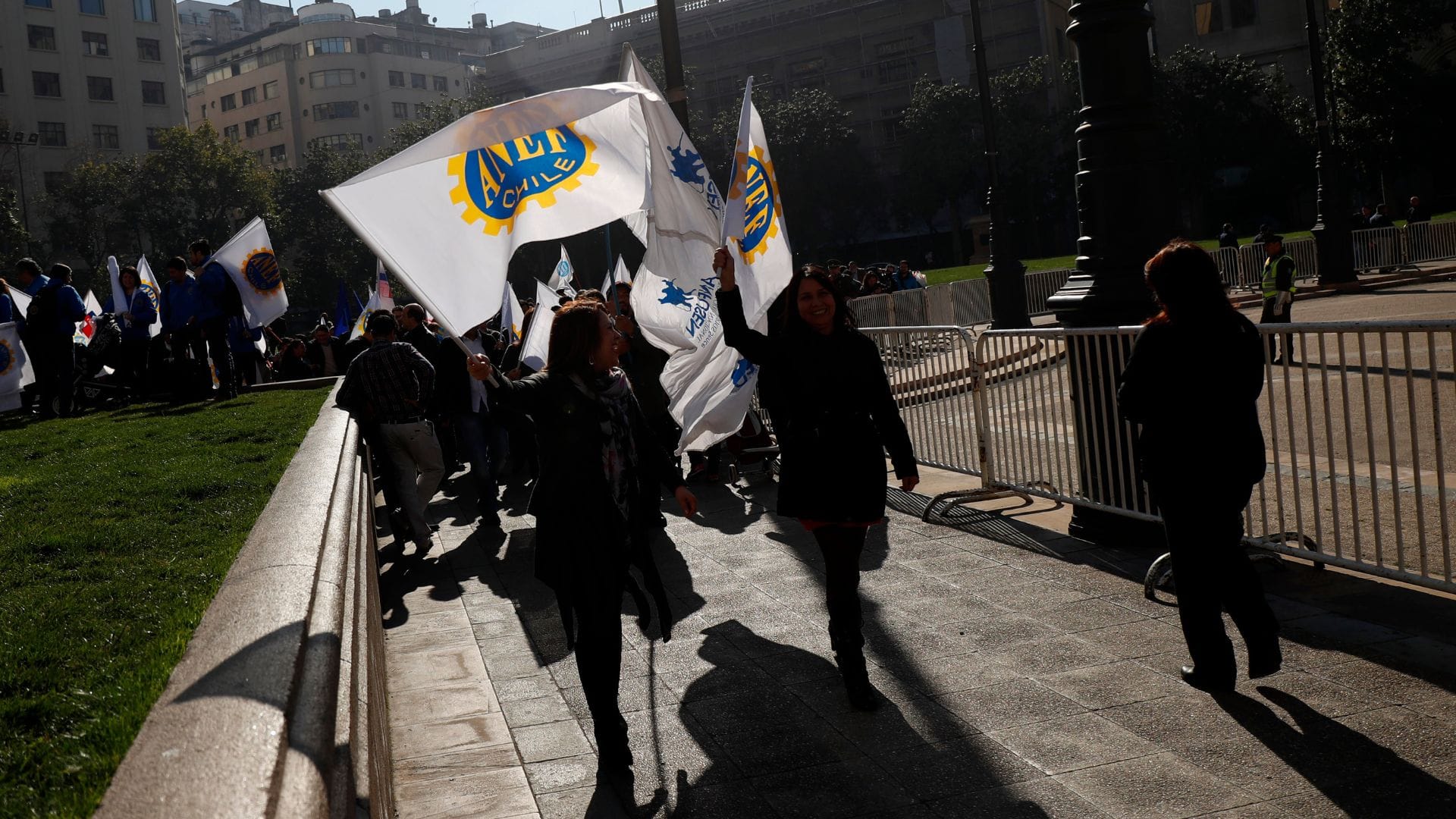 Editorial: ¿Por qué los trabajadores del sector público triplican las licencias médicas del mundo privado?