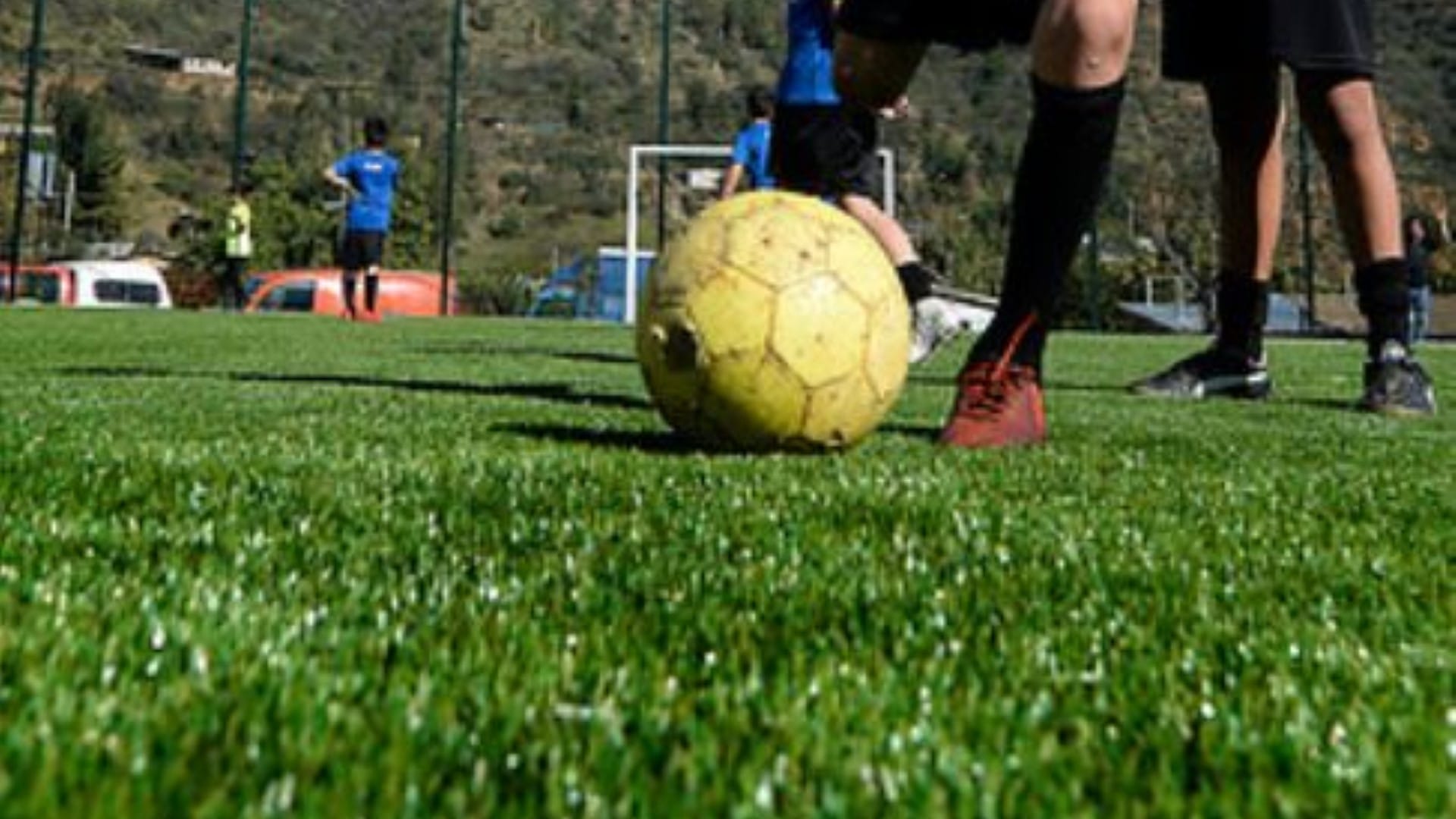 Jugadores de fútbol amateur de Coronel pausaron el partido por robo en sus automóviles afuera del estadio