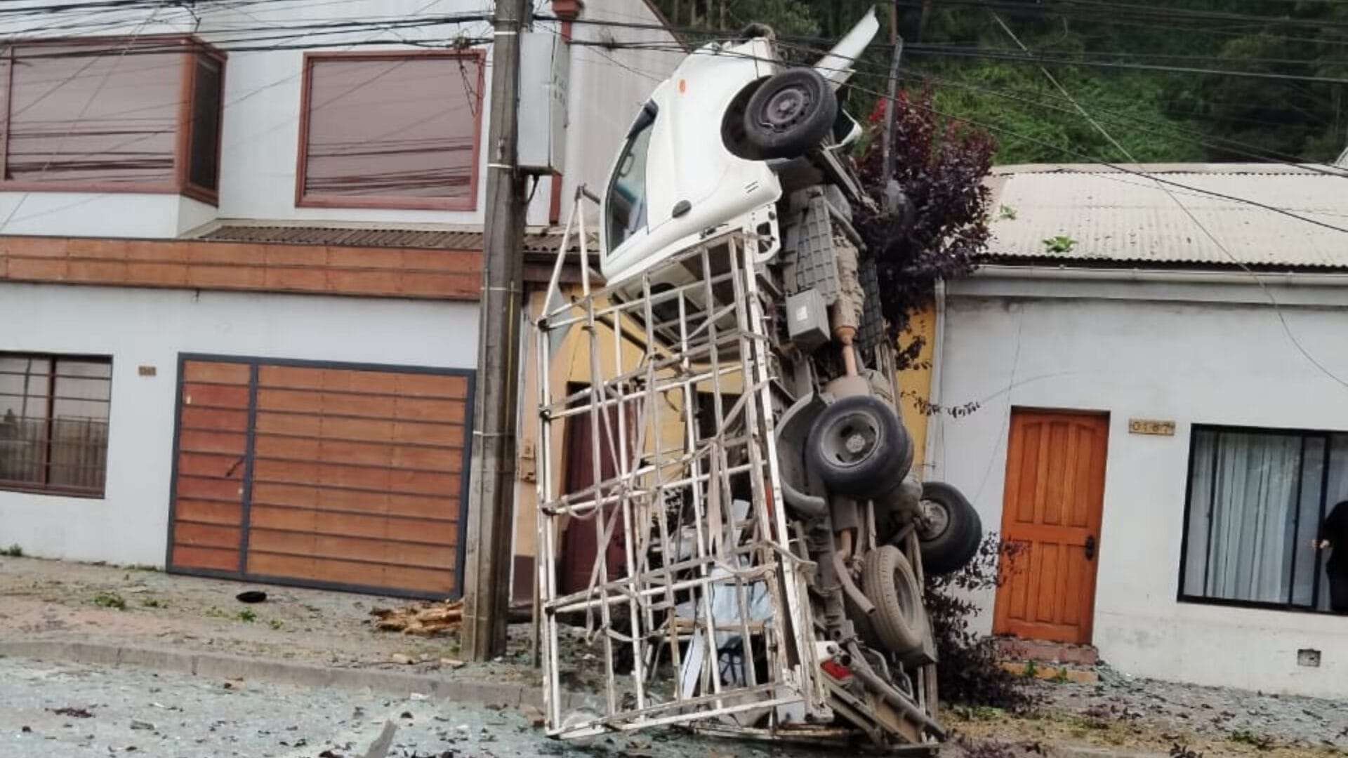 Camión quedó incrustado entre poste y árbol tras haberse volcado en Tomé