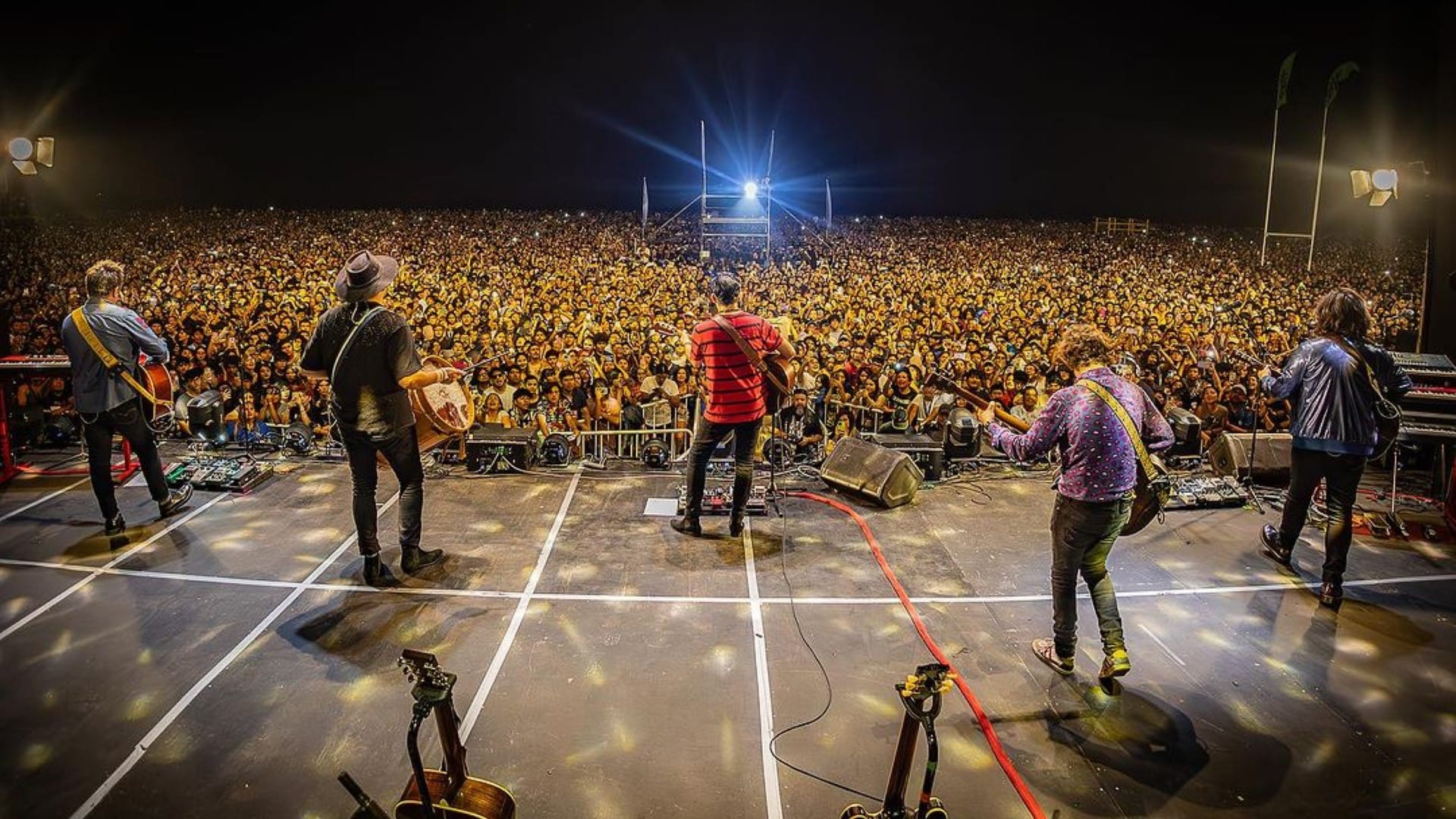 Los Bunkers suspenden show tras tocar sólo 4 canciones: Basualto sufrió problemas de salud