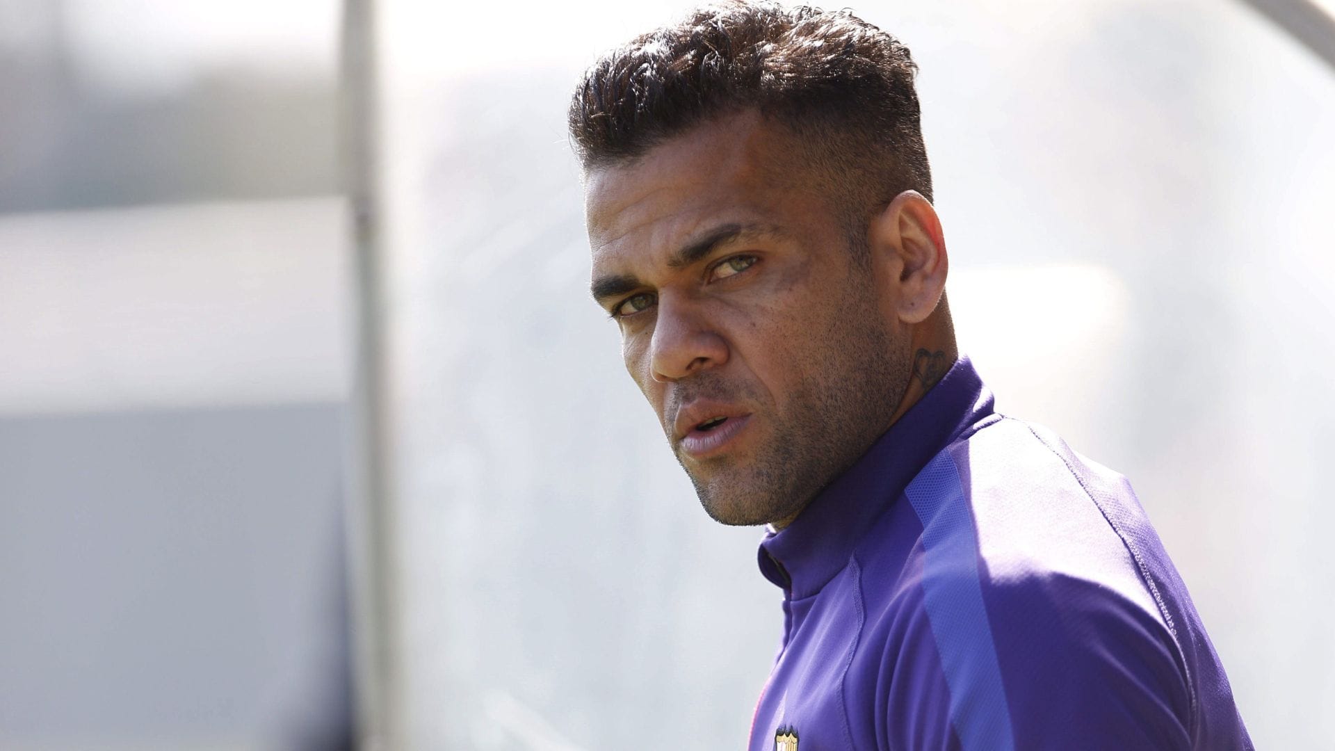 Condenan a cuatro años y medio de cárcel a Dani Alves por violar a joven en discoteca de Barcelona
