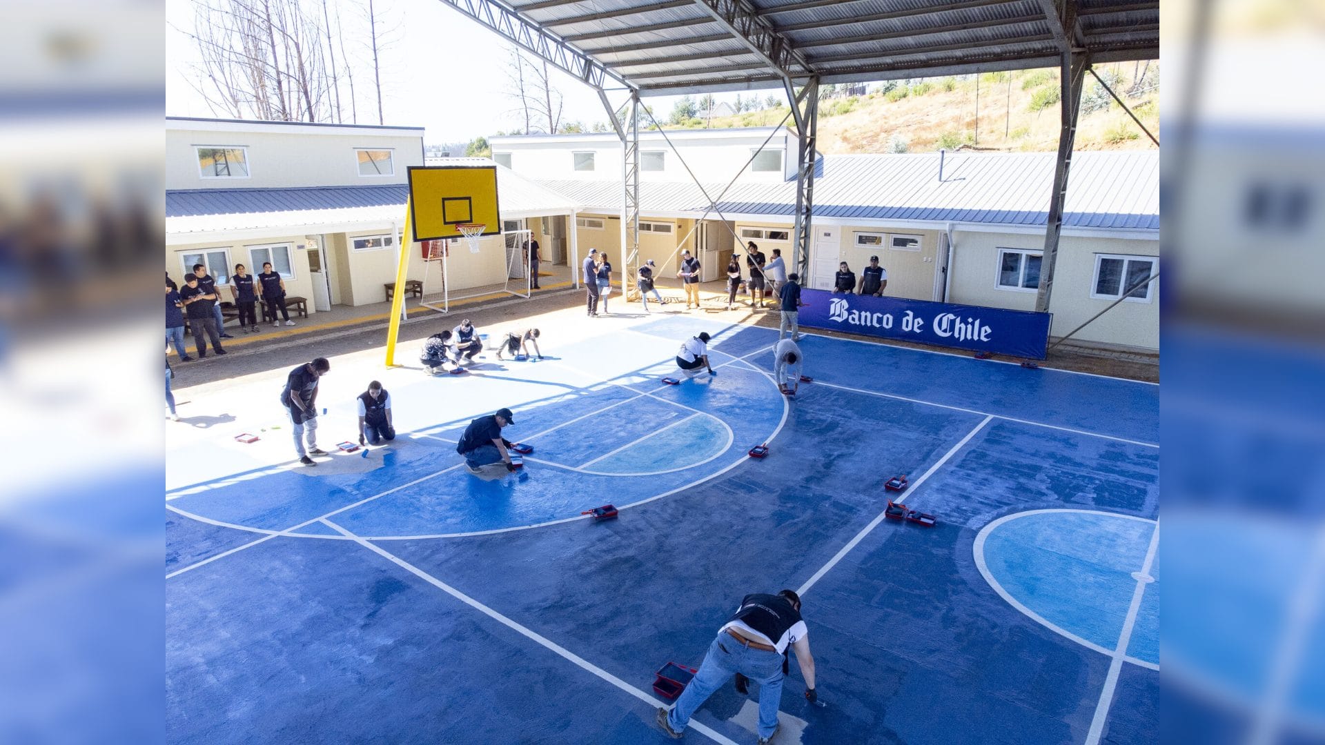 Pintura usada en cancha y mural en Santa Juana captura CO2 equivalente a 900 árboles