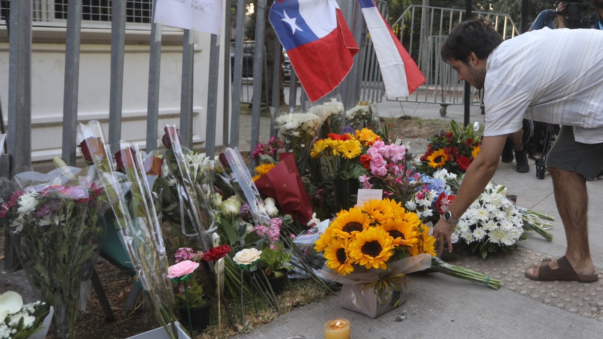 Rinden homenaje a expresidente Piñera al exterior de su casa en Santiago