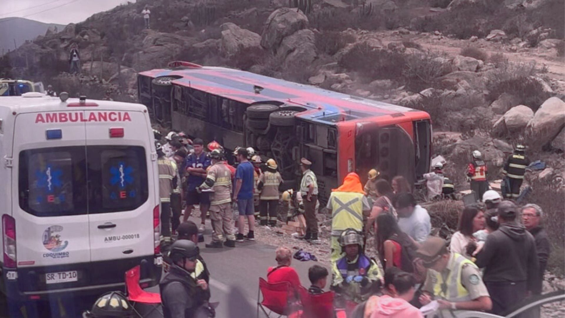 Tres están graves: Reportan al menos 22 heridos tras volcamiento de bus de pasajeros en la Ruta 5 de la región de Coquimbo
