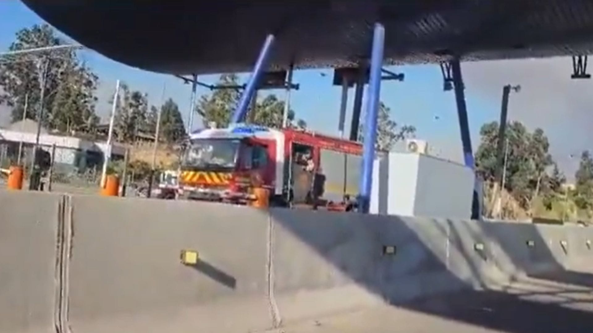 “No estamos jugando”: Carro de Bomberos debió romper la barrera de un peaje ante cobro en plena catástrofe