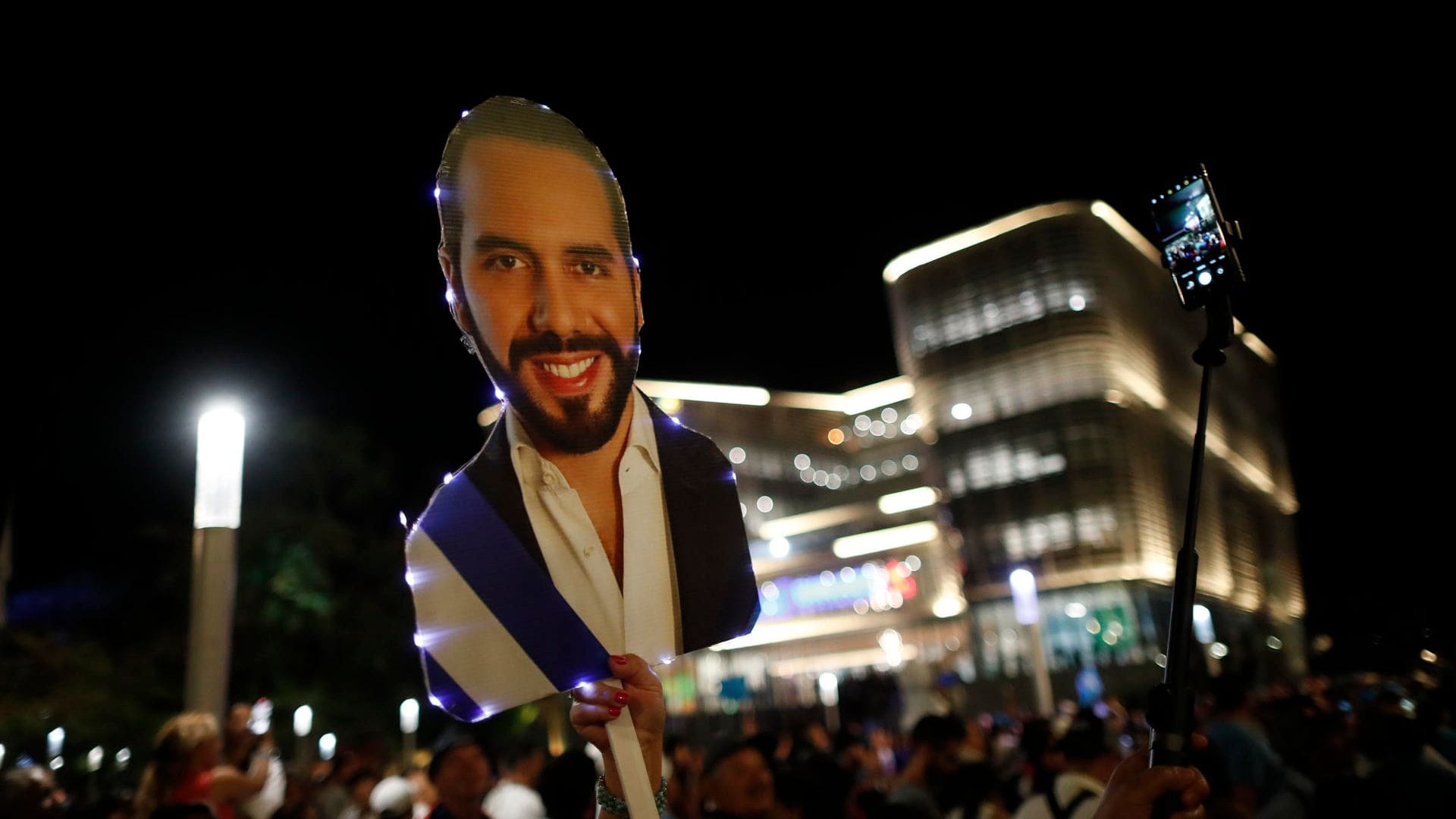 Bukele arrasa en las elecciones y asegura que El Salvador será el primer país “democrático” con un “partido único”
