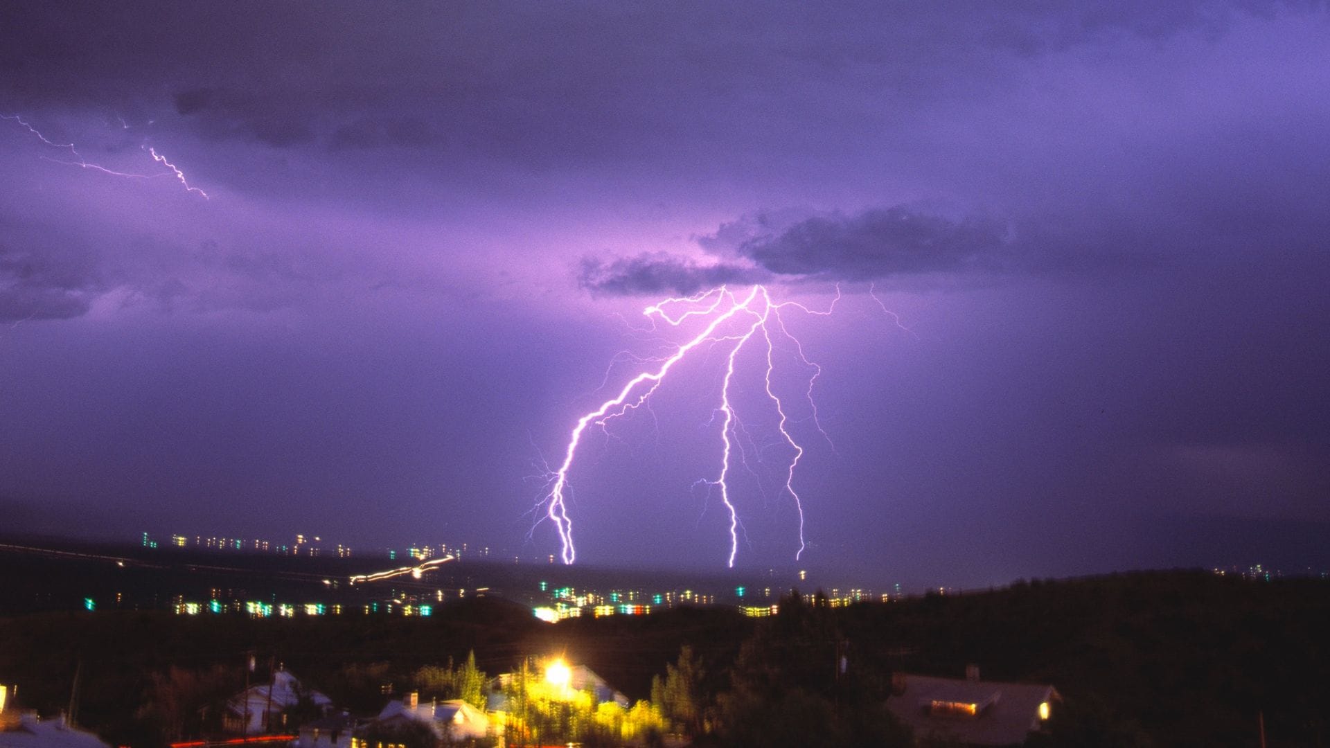 Emiten aviso meteorológico por tormentas eléctricas en el Biobío y otras tres regiones del sur de Chile