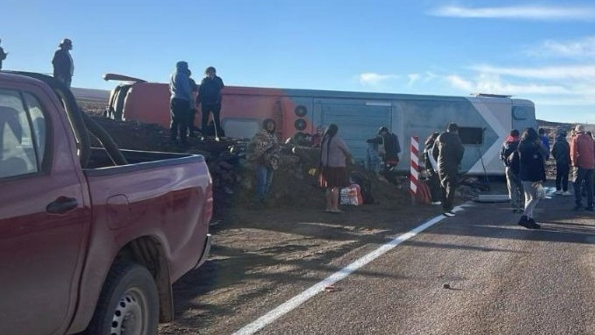 Fatal volcamiento de bus de pasajeros deja una persona fallecida y 10 heridos en ruta de la región de Antofagasta
