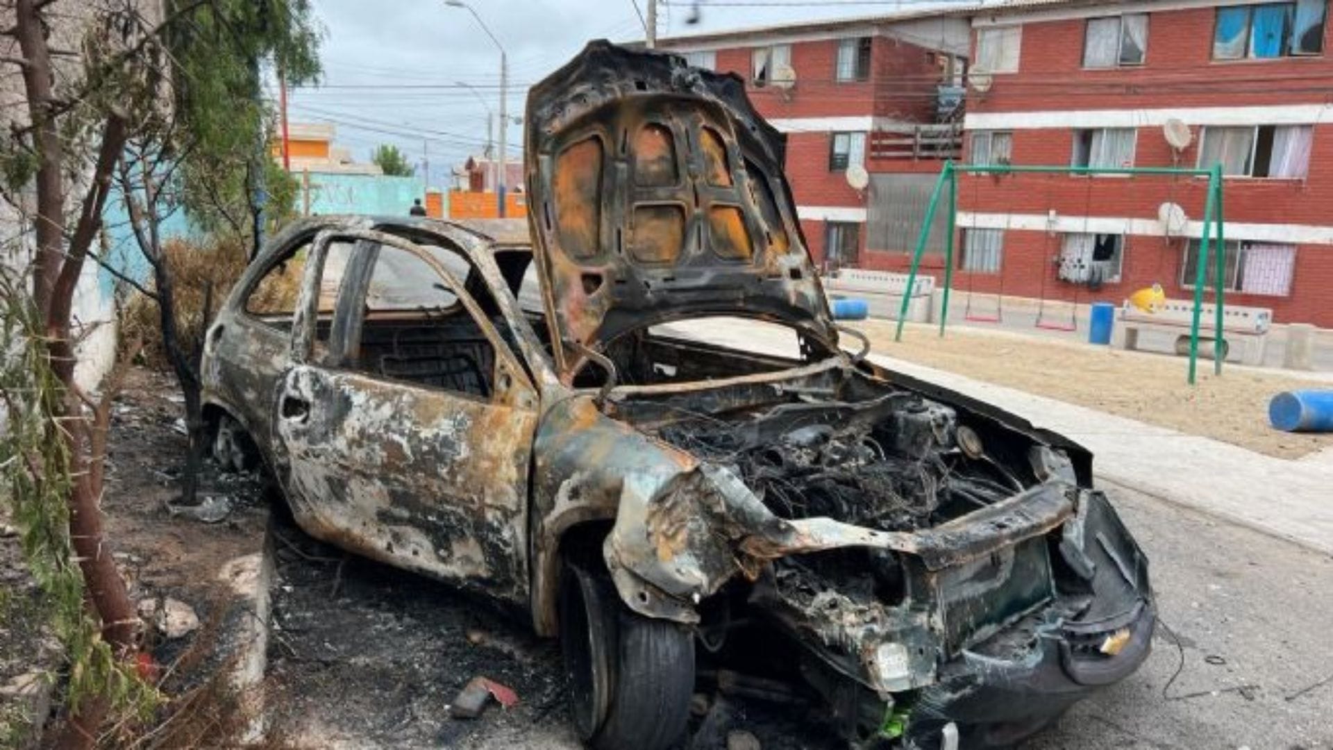 Pelea por drogas termina con un joven de 24 años asesinado y un auto quemado en sector residencial de La Serena