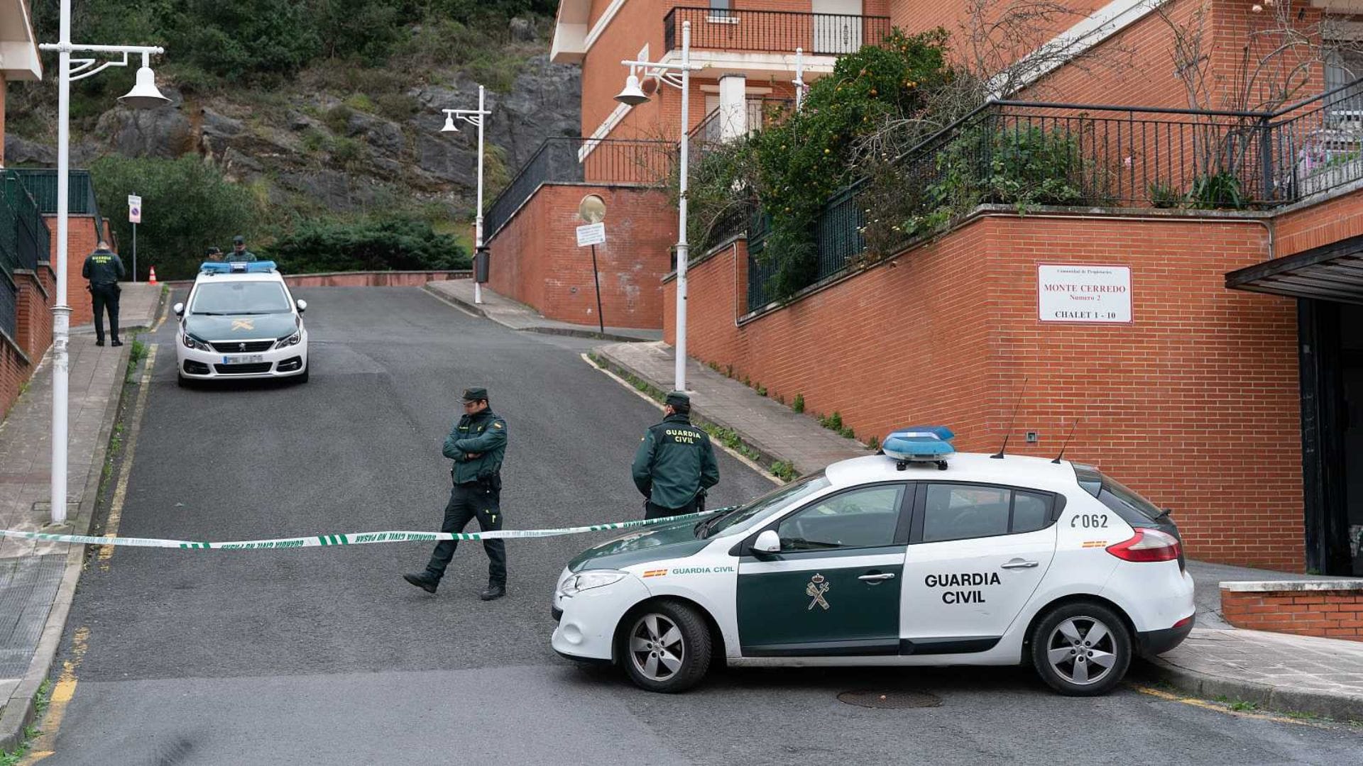 Fue hallada al interior de un auto: Detienen a dos hermanos de 13 y 15 años por el asesinato de su propia madre en España