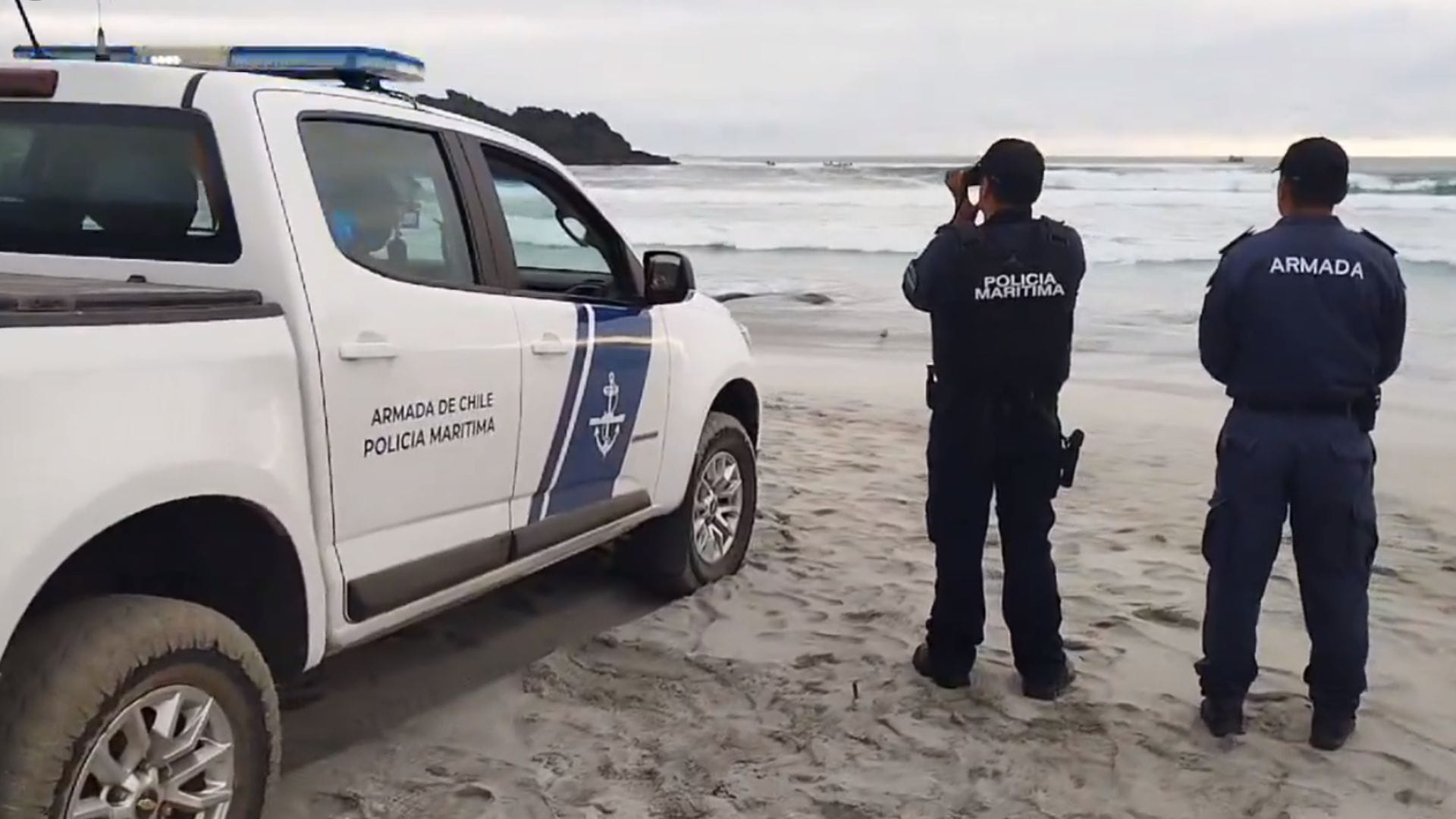 Cayó desde roqueríos: Intensa búsqueda de joven que fue arrastrado por el mar en medio de marejadas en La Higuera