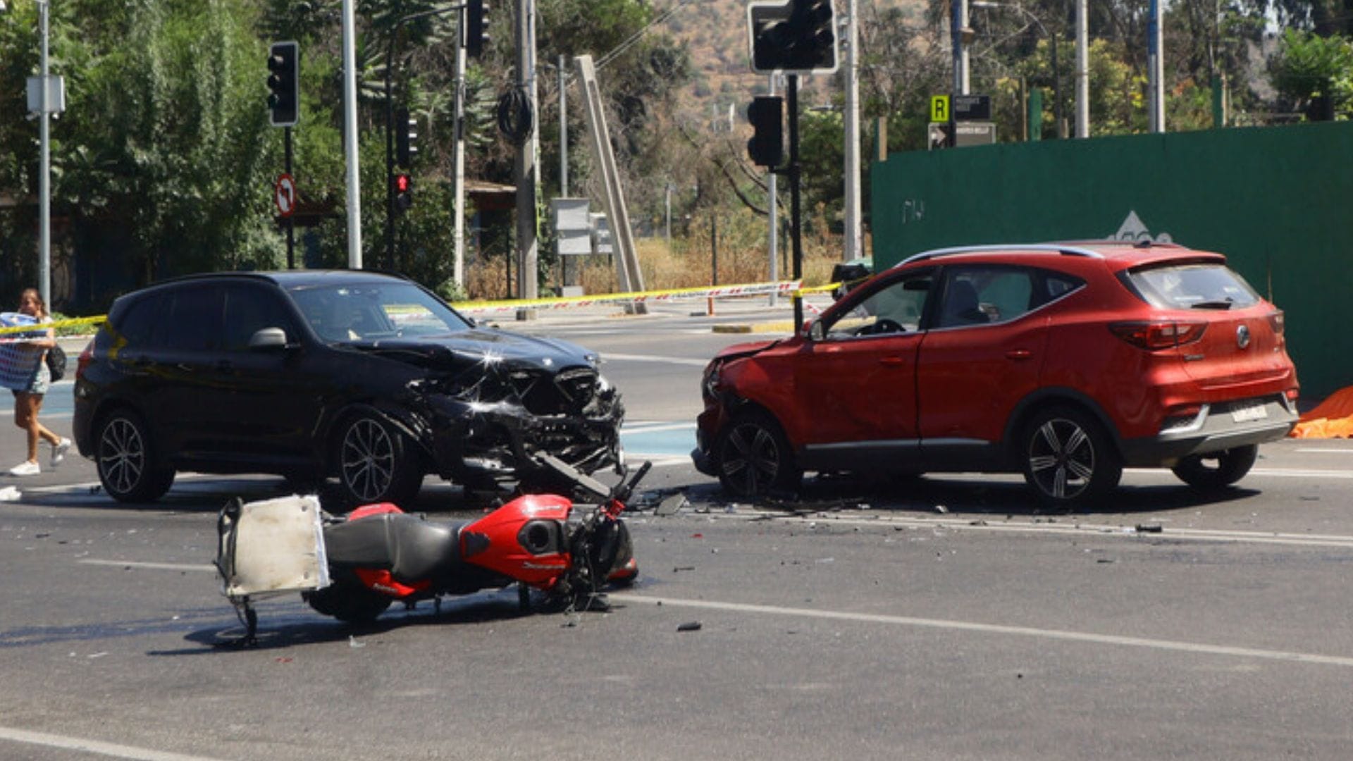 Tres vehículos involucrados: Motociclista fallece en grave accidente de tránsito en Las Condes
