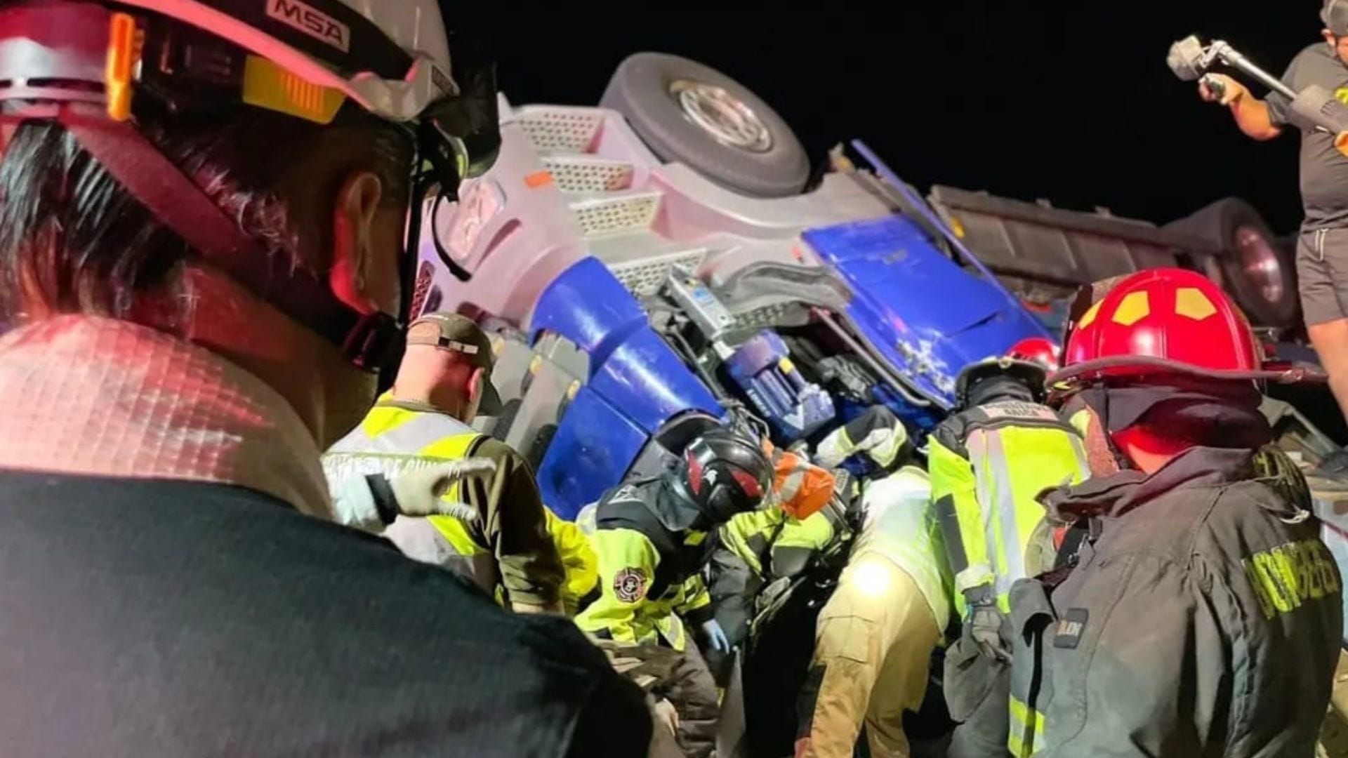Fatal volcamiento de camión deja dos menores de edad fallecidas y cuatro heridos en la Ruta 5 de la región de Arica y Parinacota