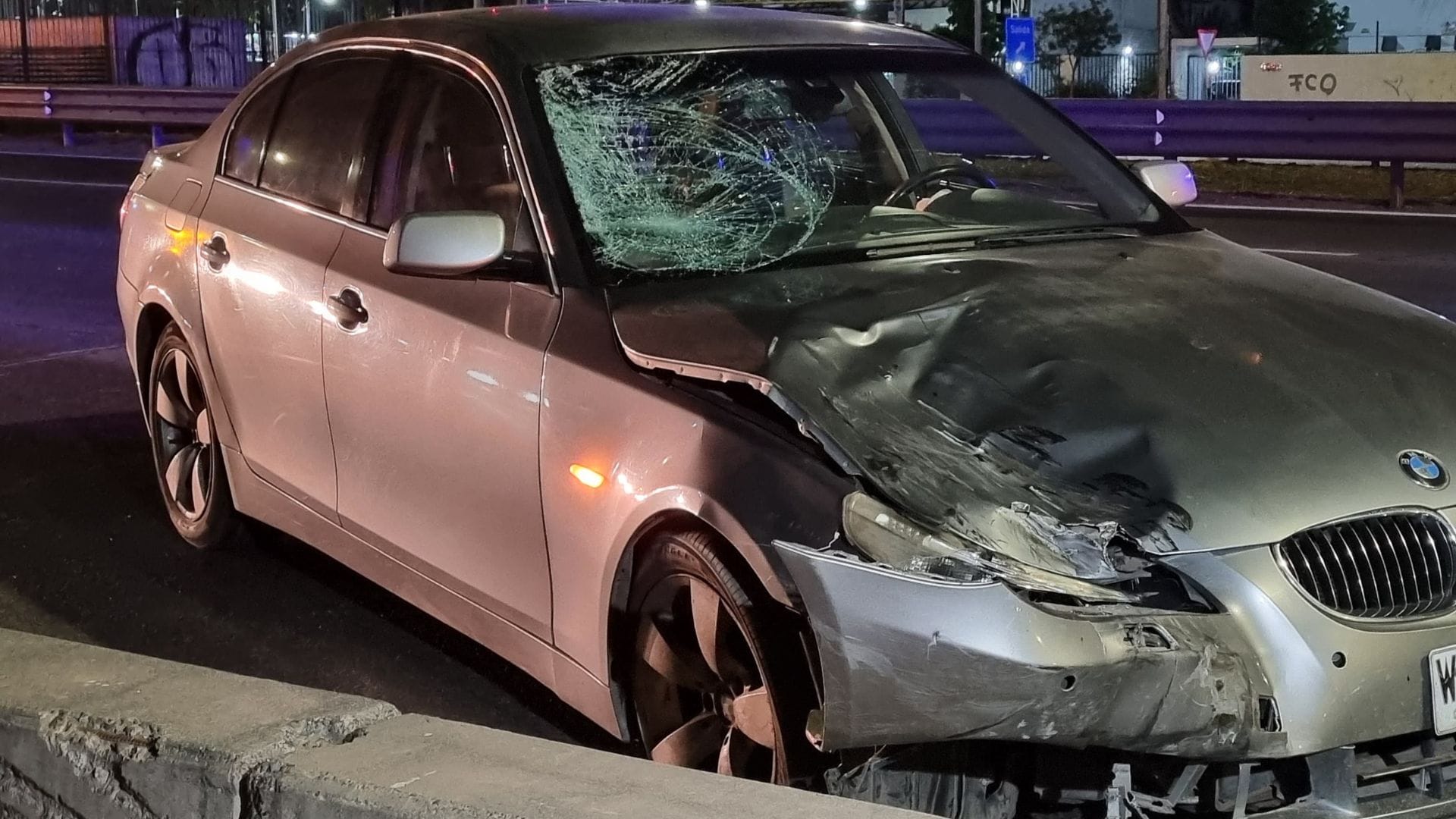 Conductor fue detenido: Dos personas heridas graves dejó choque de auto con motocicleta en Autopista Vespucio Sur