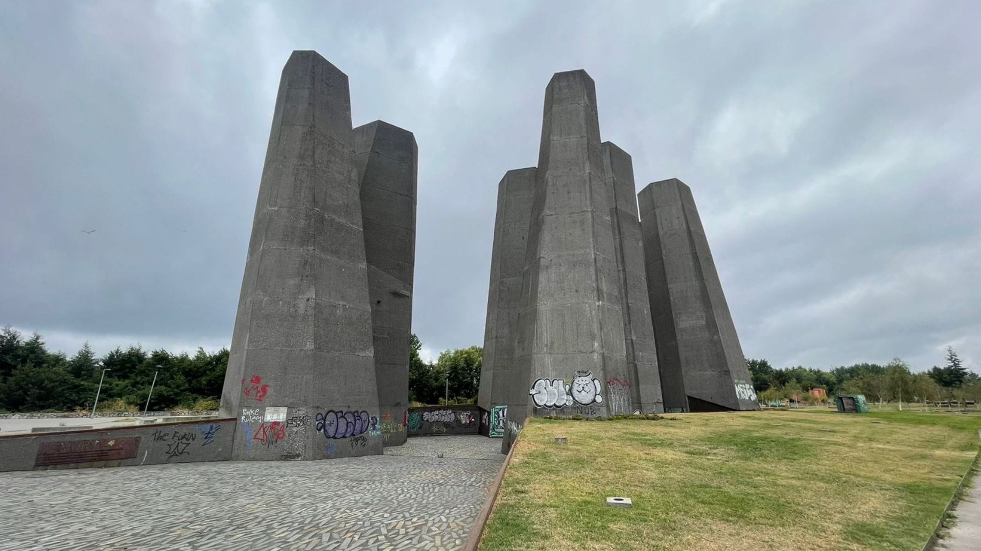 Con malos olores y vandalizado: El estado de abandono en que se encuentra el Memorial 27F en Concepción