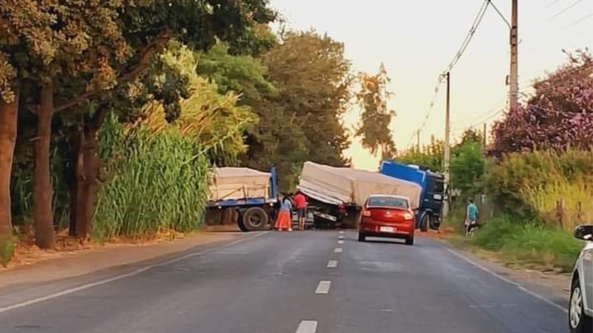 Un fallecido dejó choque entre auto y camión en Pichidegua