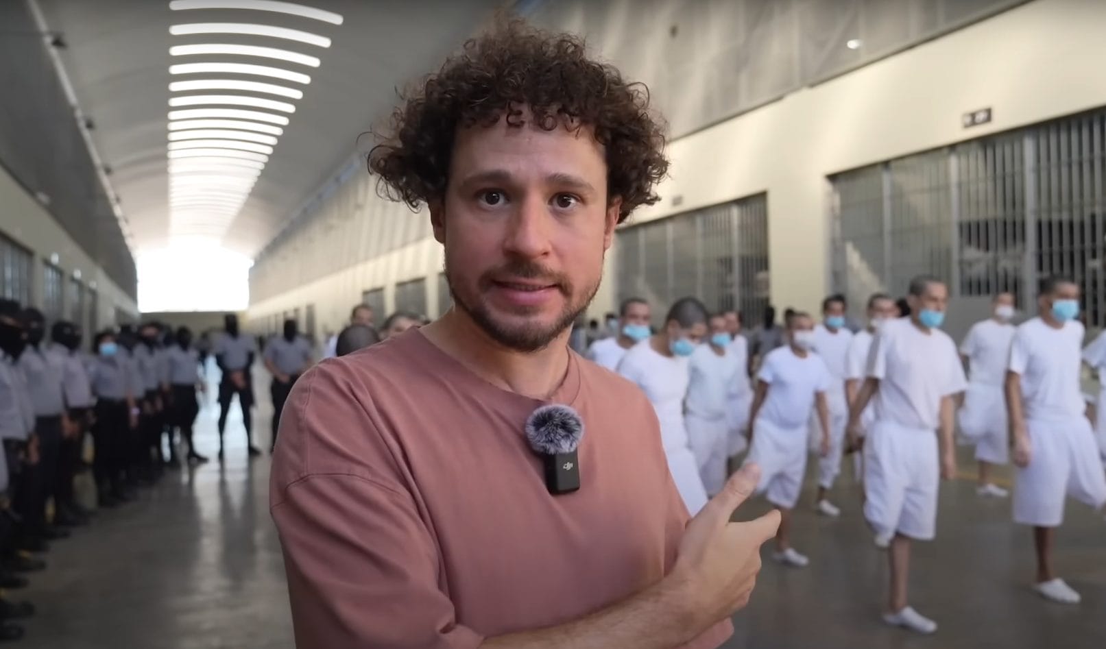 Luisito Comunica causa controversia al visitar cárcel de Nayib Bukele