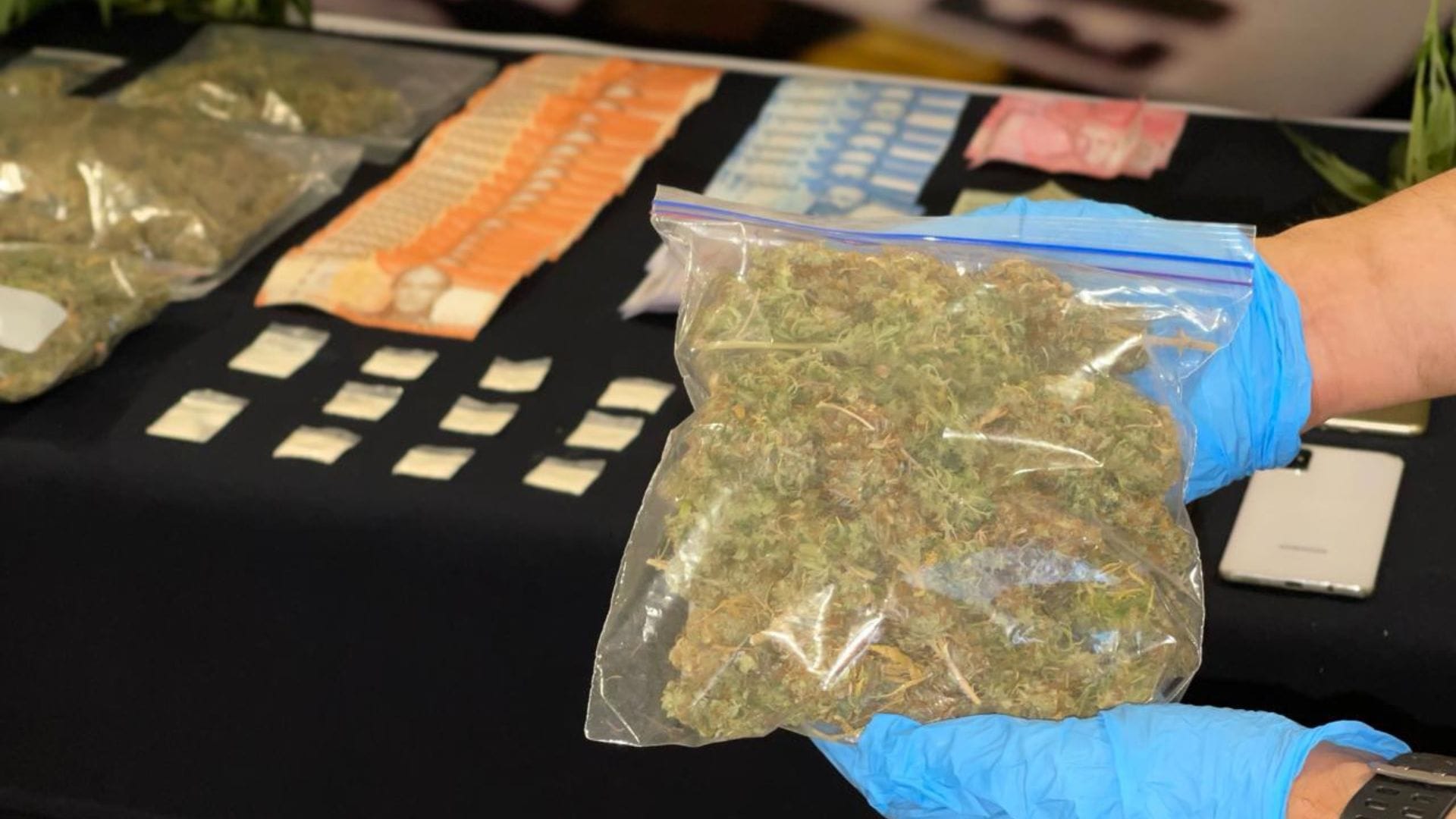 Operativo en Lebu: PDI captura a 3 personas y decomisa más de 3 mil dosis de droga