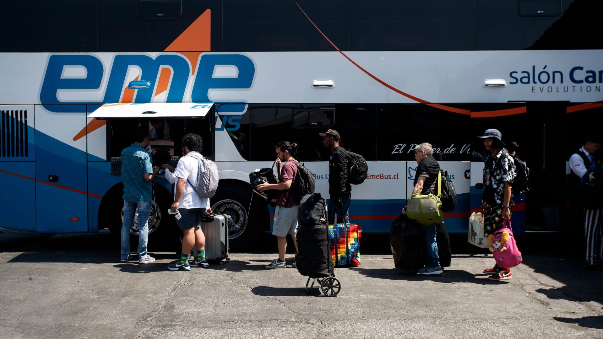 Eme Bus ofrece traslado gratuito para Bomberos, voluntarios de Cruz Roja y Brigadistas de Conaf