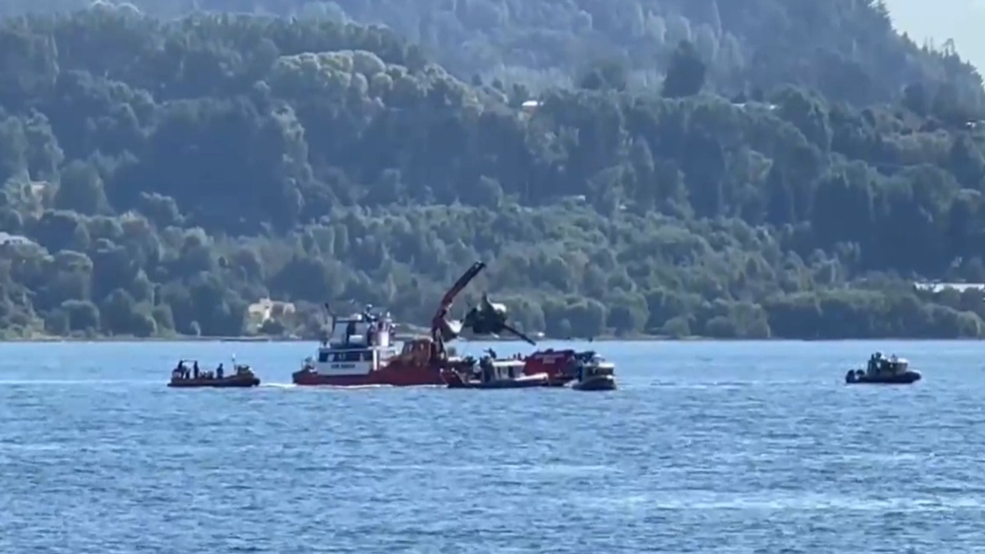 Tras días en el agua: Sacan helicóptero de  Sebastián Piñera desde el Lago Ranco