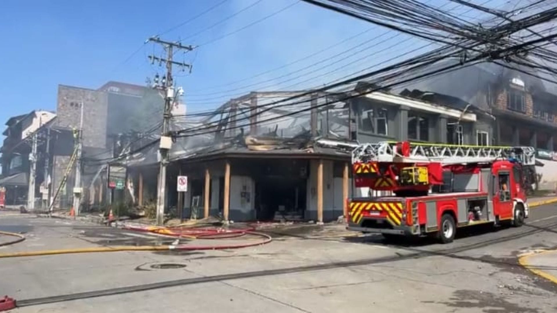 Cuatro muertos tras incendio en Mall Chino de Puerto Varas