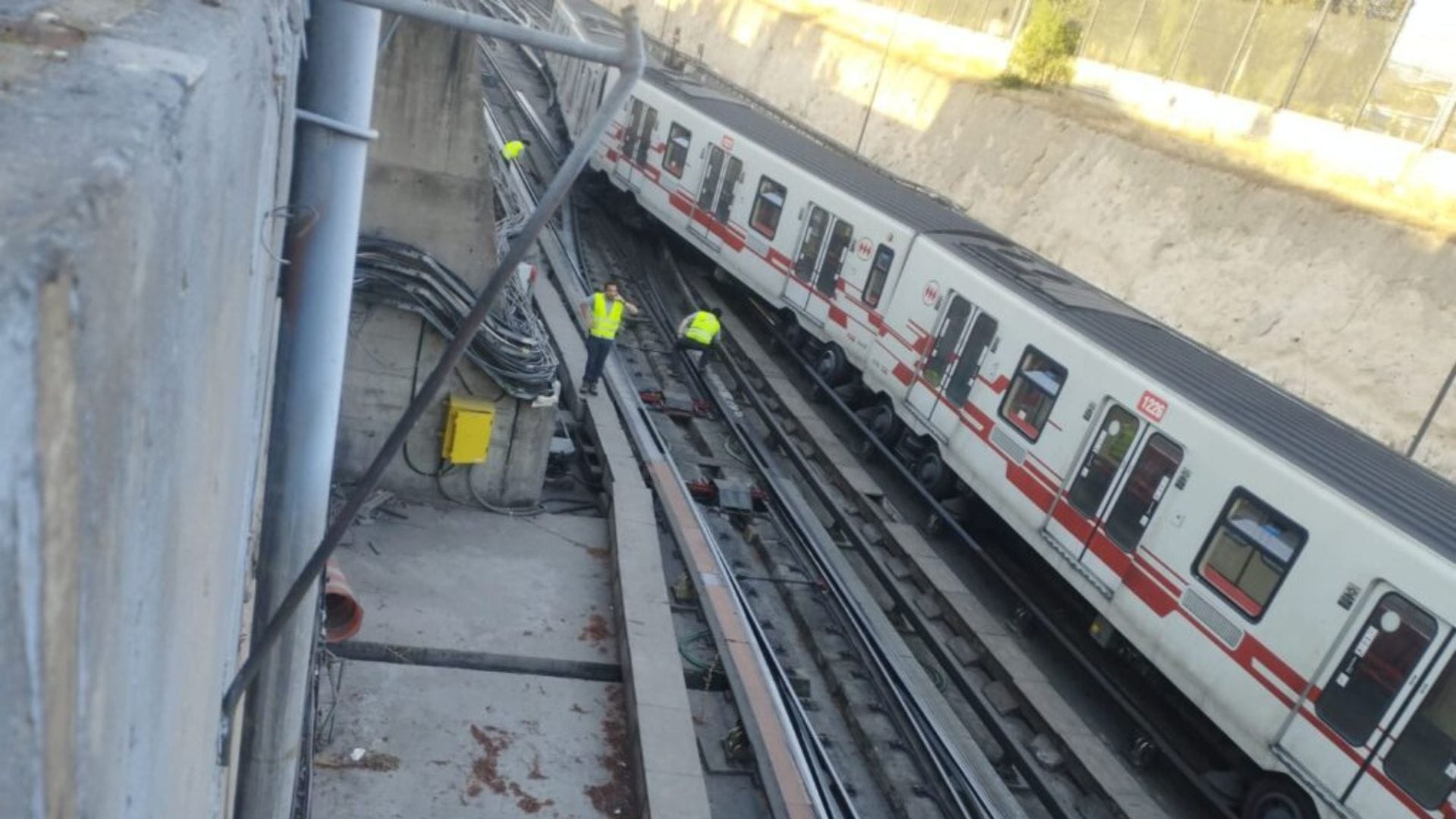 Descarrilamiento de tren en Metro de Santiago provoca cierre de dos estaciones
