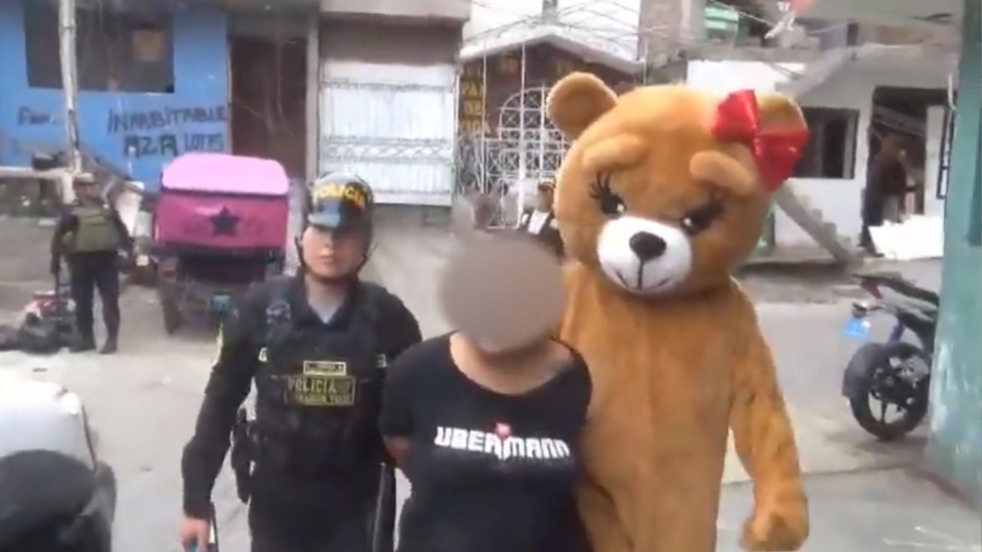 Policía se disfrazó de osa para atrapar a microtraficantes en Perú