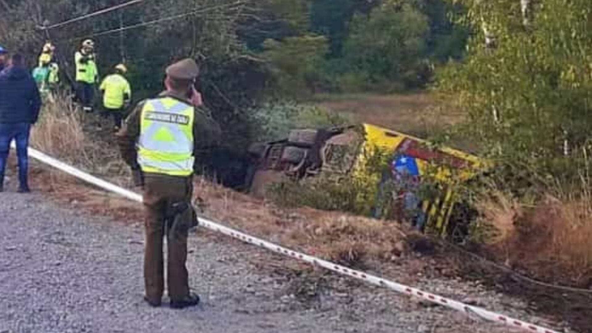 Bus interprovincial se volcó camino a Panguipulli: Reportan personas lesionadas
