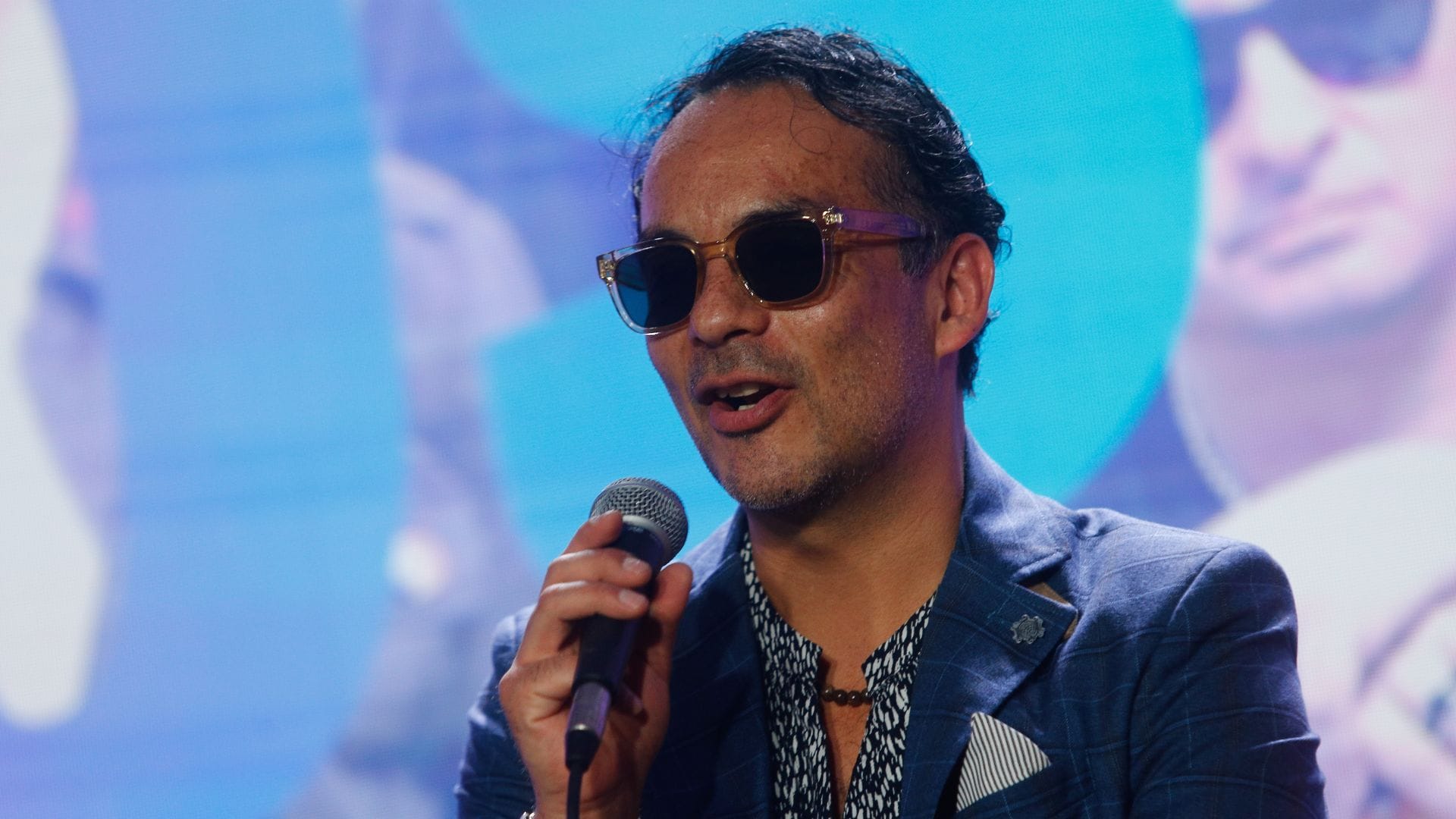 Desconocidos roban ropa y tecnología desde la casa de vocalista de Los Bunkers