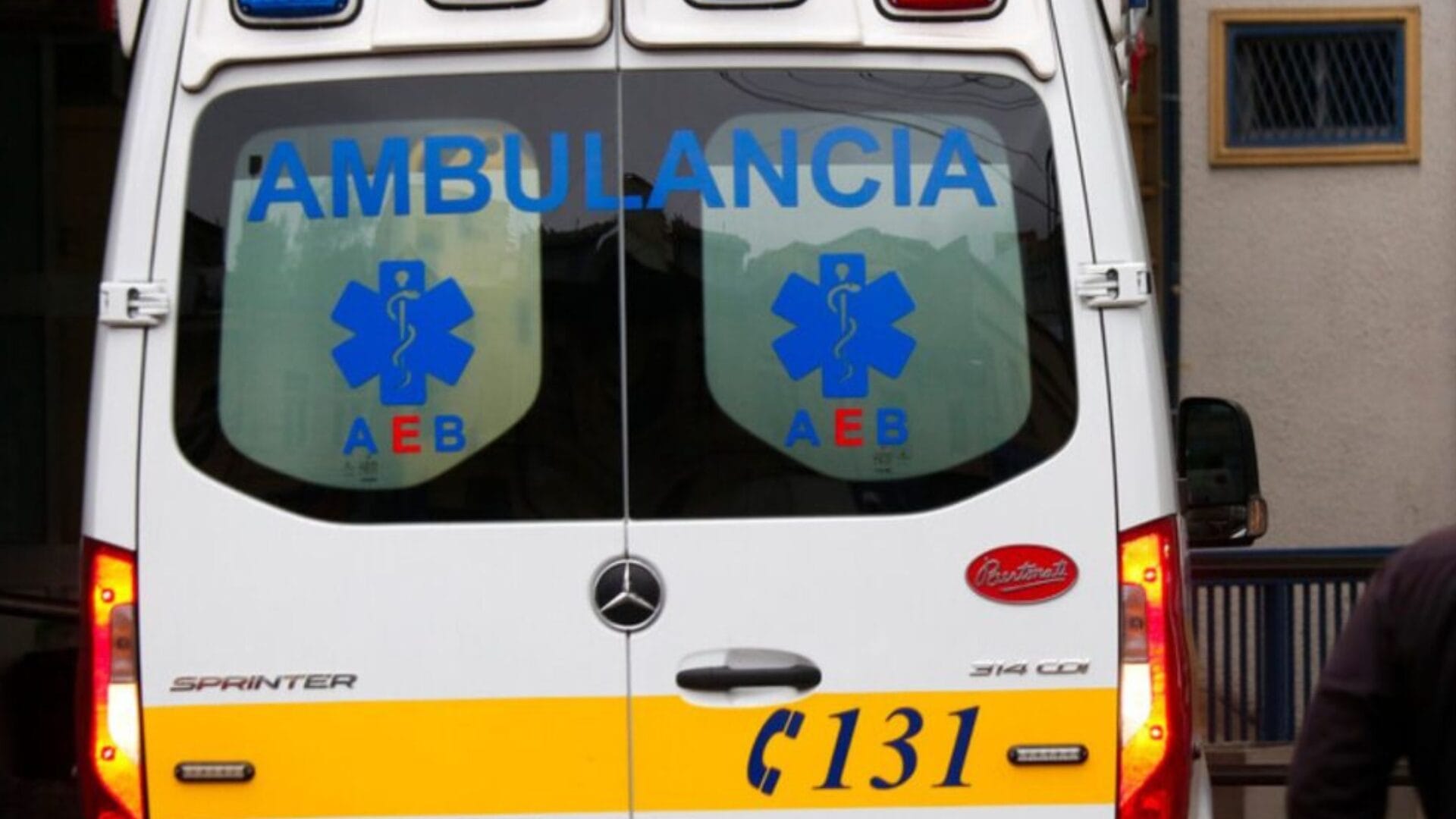 Escombro de edificio cayó en la cabeza de un hombre en Santiago: Se encuentra en riesgo vital