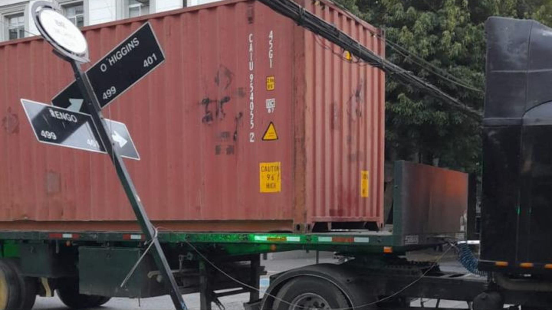 Camión derriba señalética y semáforo en centro de Concepción: Enormes desvíos en el tránsito