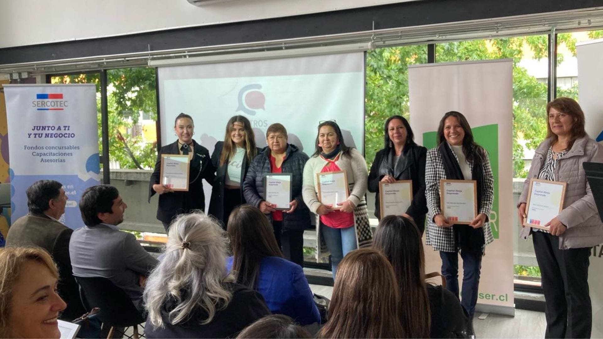Premian a más de 100 mujeres del Biobío con capital para sus emprendimientos