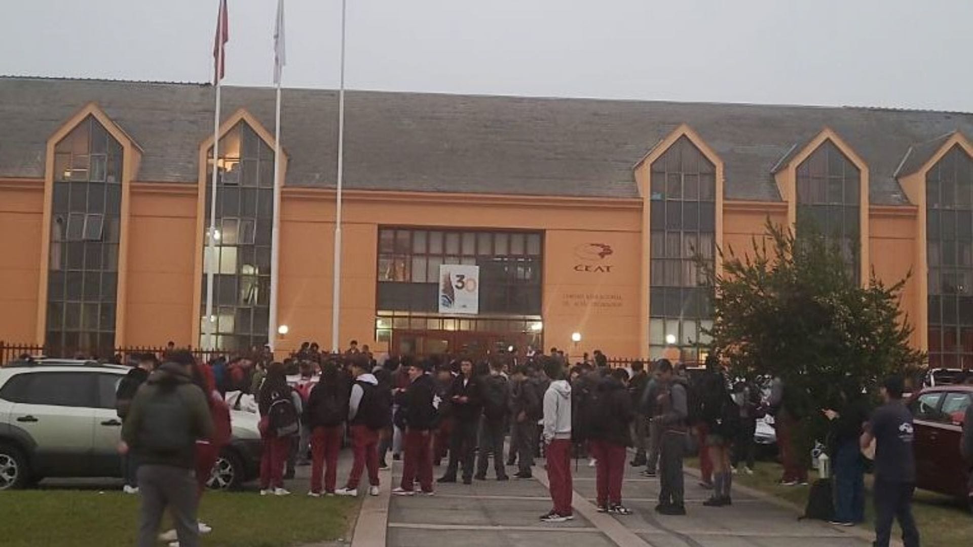 Niña denunció que compañero la fotografió sin su consentimiento en escalera y la suspendieron: Estudiantes se toman Liceo CEAT en San Pedro de la Paz