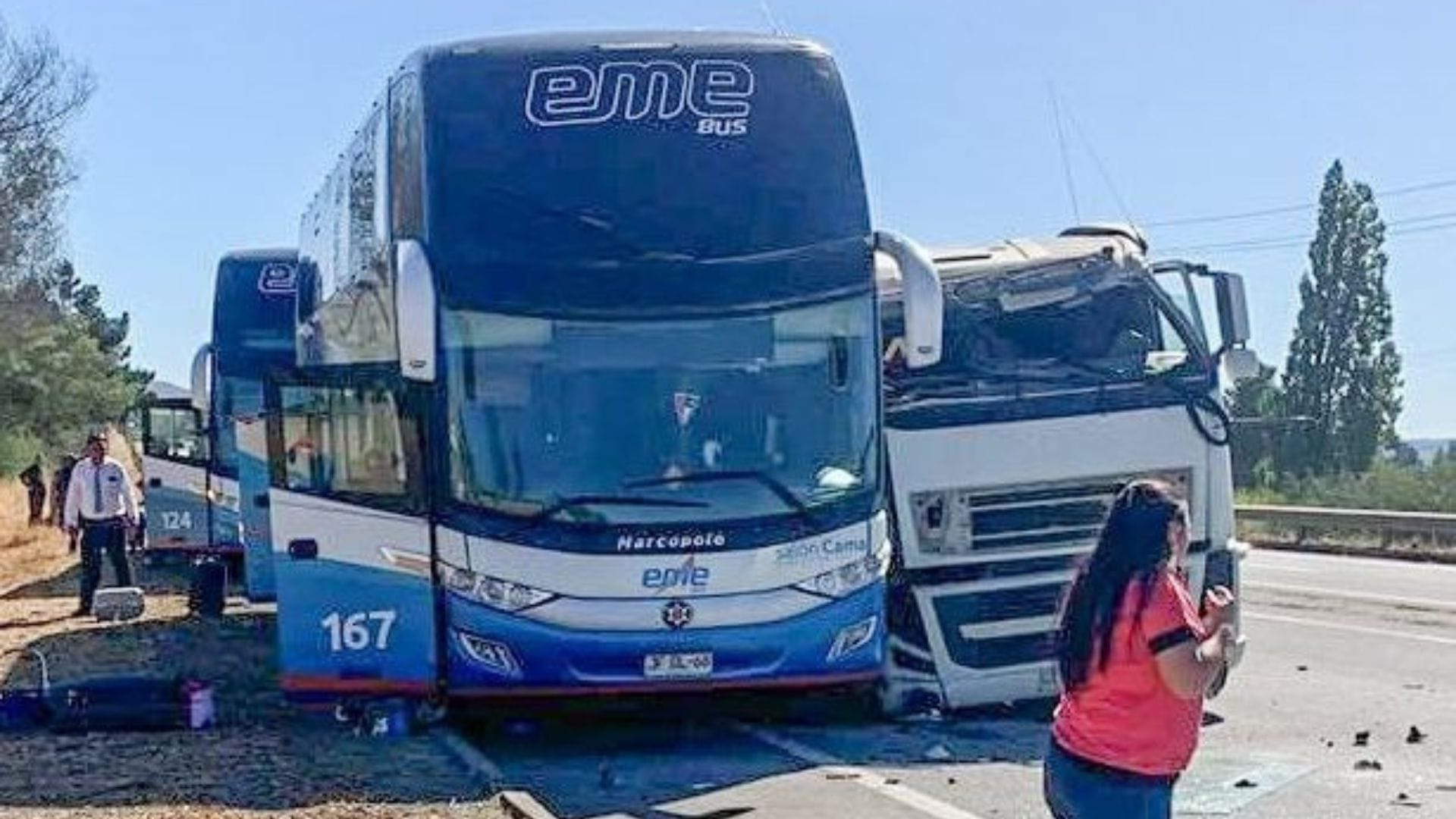 Tres personas resultaron lesionadas tras choque de camión con dos Eme Bus en Ruta del Itata