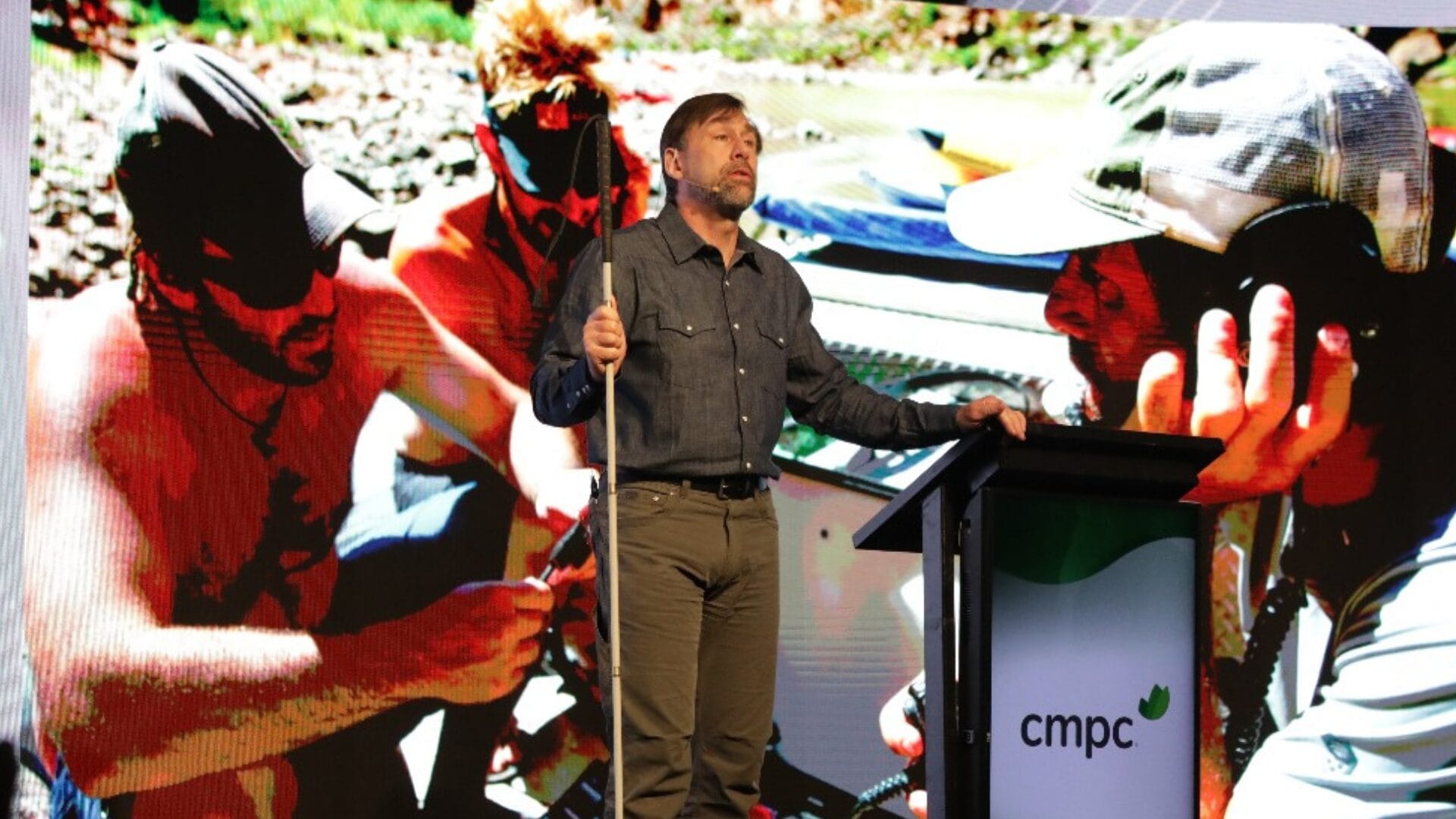 Erik Weihenmayer, primer escalador ciego en subir el Everest realizó una charla en Santiago: “Muchos permiten que la oscuridad los paralice, yo no tomé esa opción”